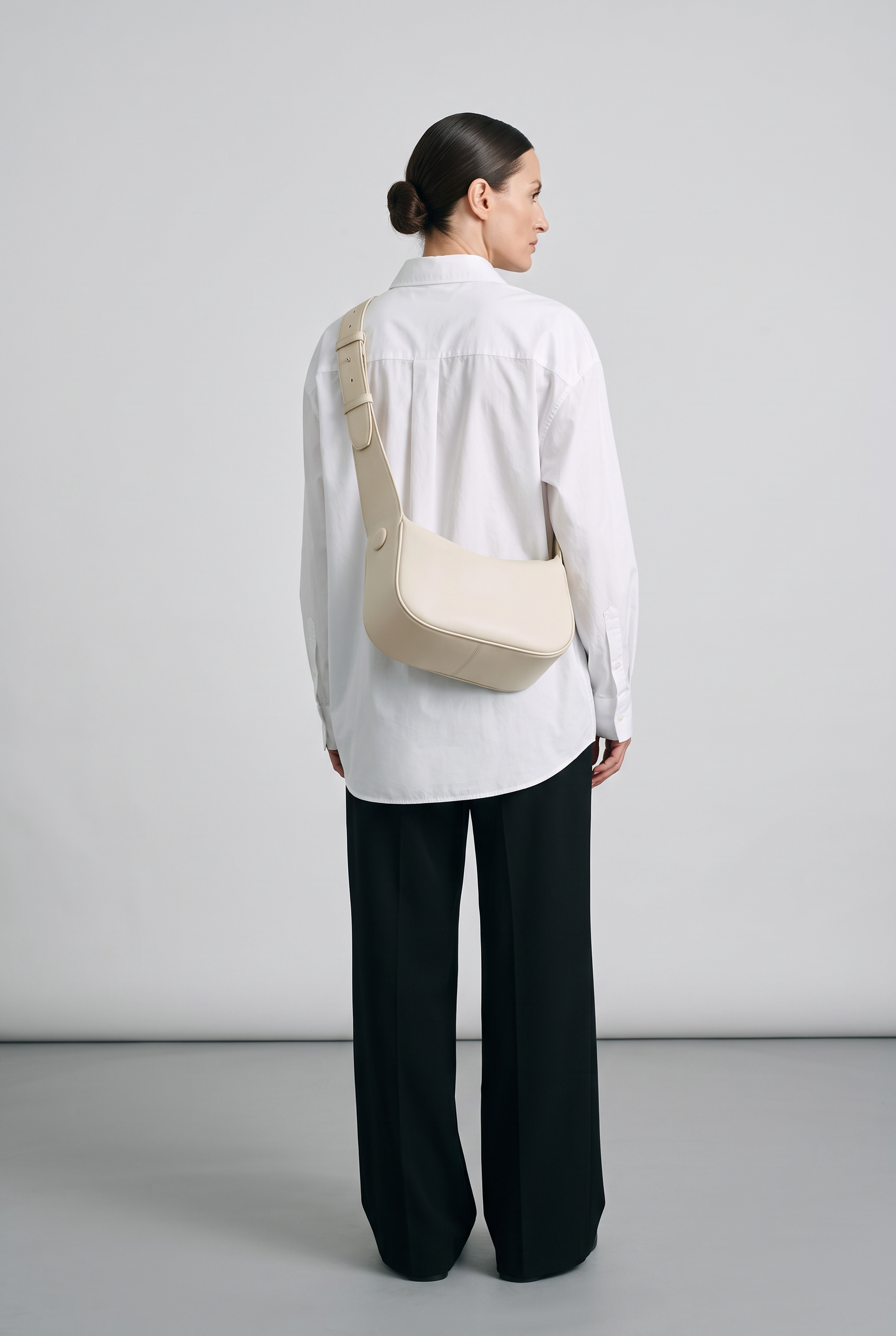 Sac bandoulière LUCIA crème, porté, de dos