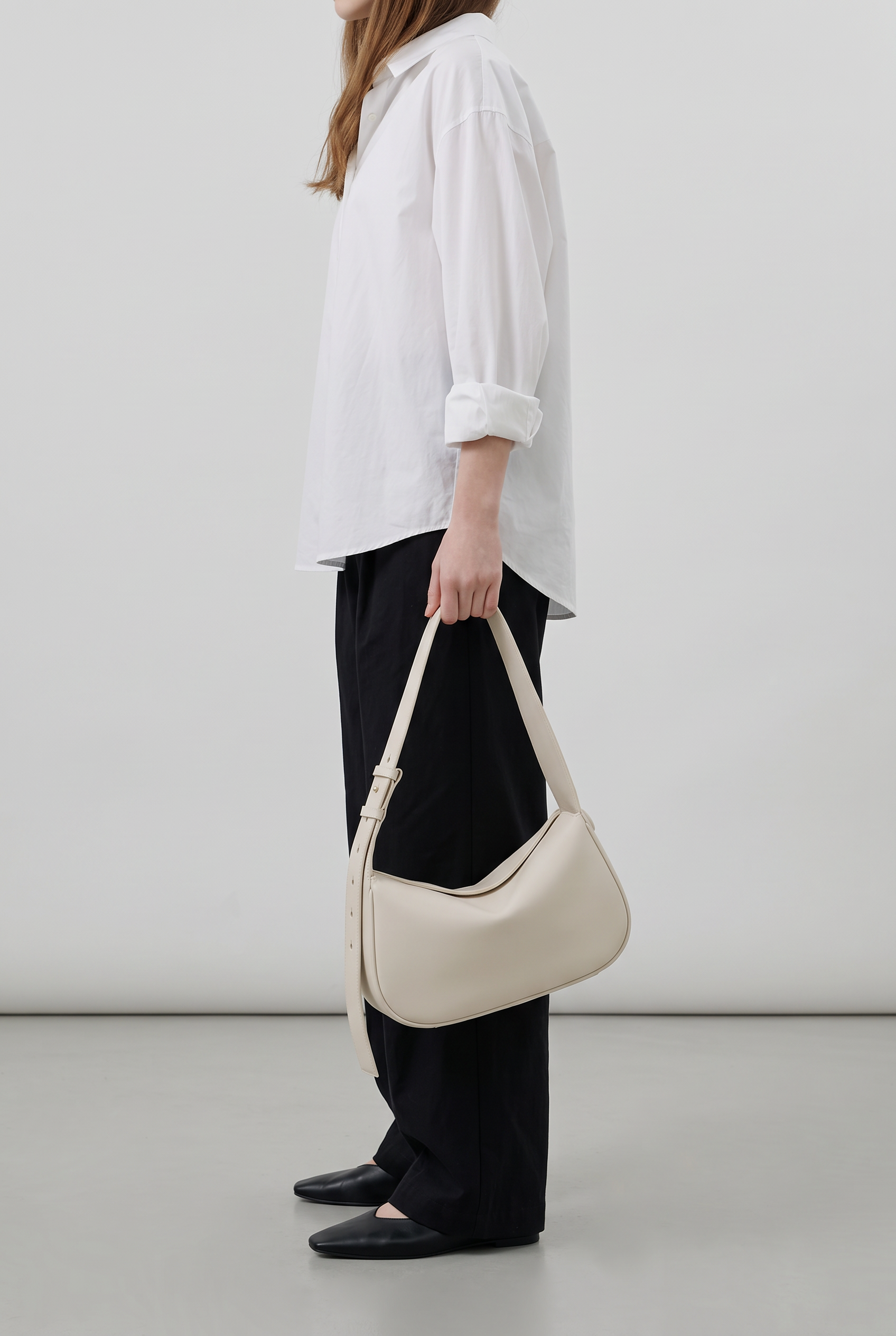 Sac bandoulière LUCIA crème, porté à la main