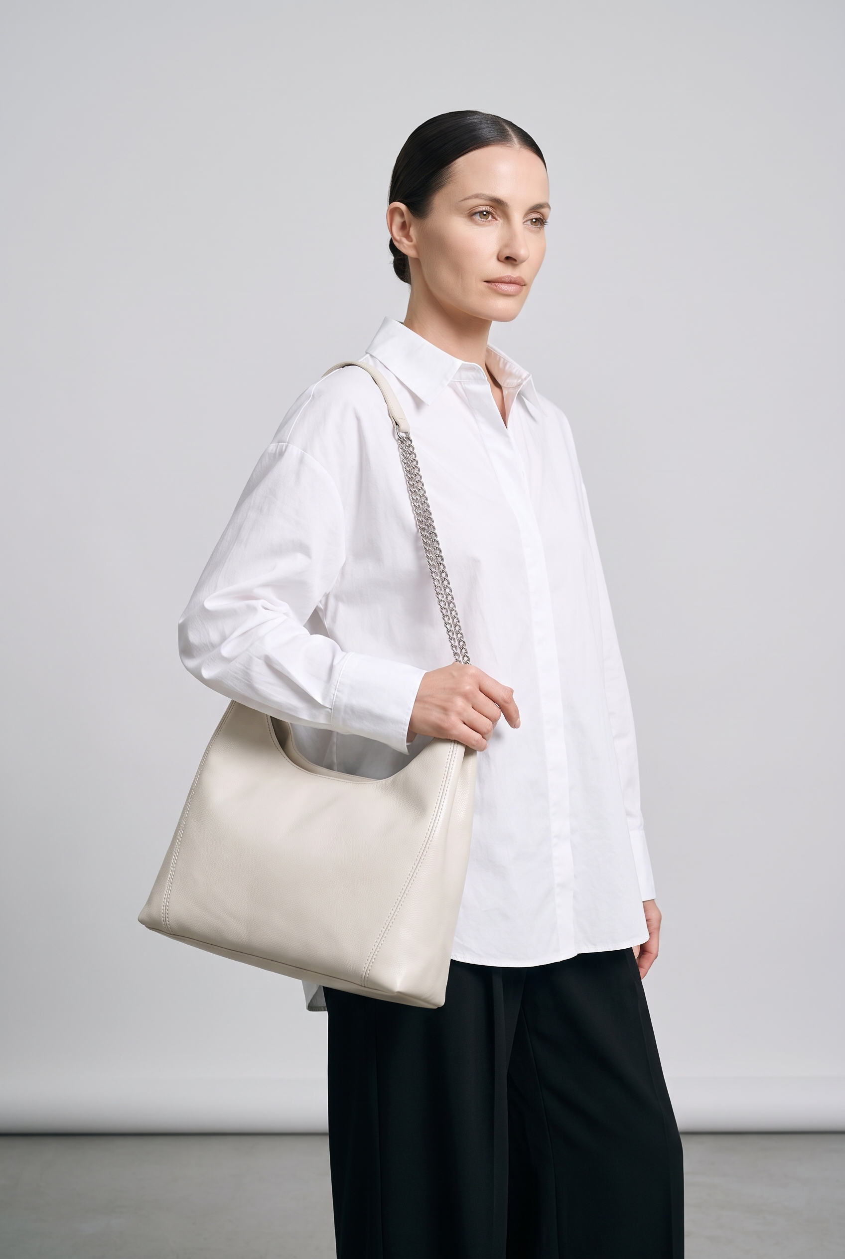 Sac hobo BEATRIZ blanc, porté, de face
