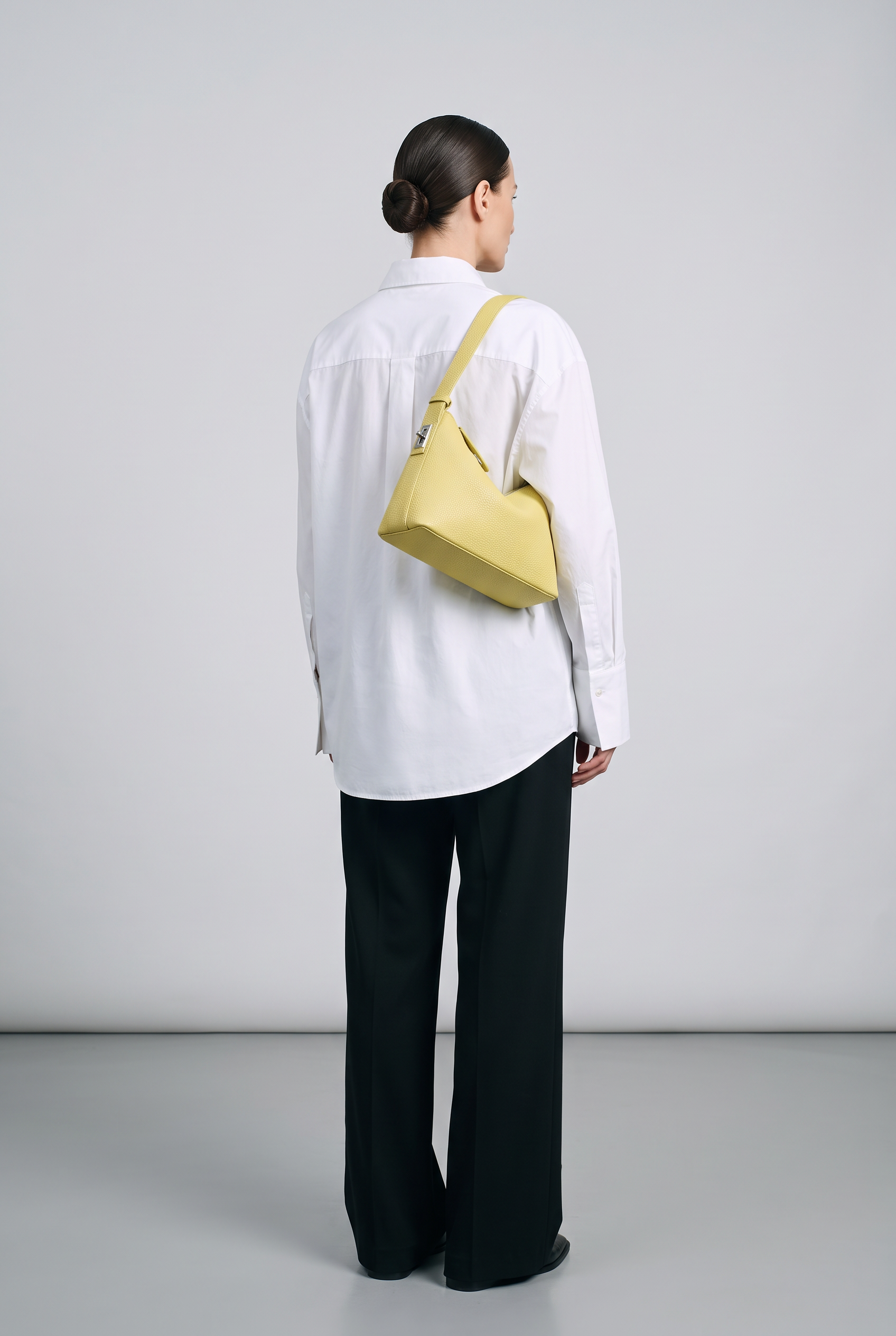 Sac BRUNA jaune, porté, de dos