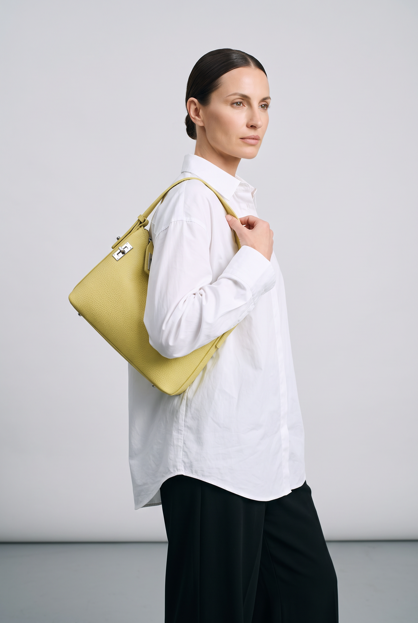 Sac BRUNA jaune, porté, de face