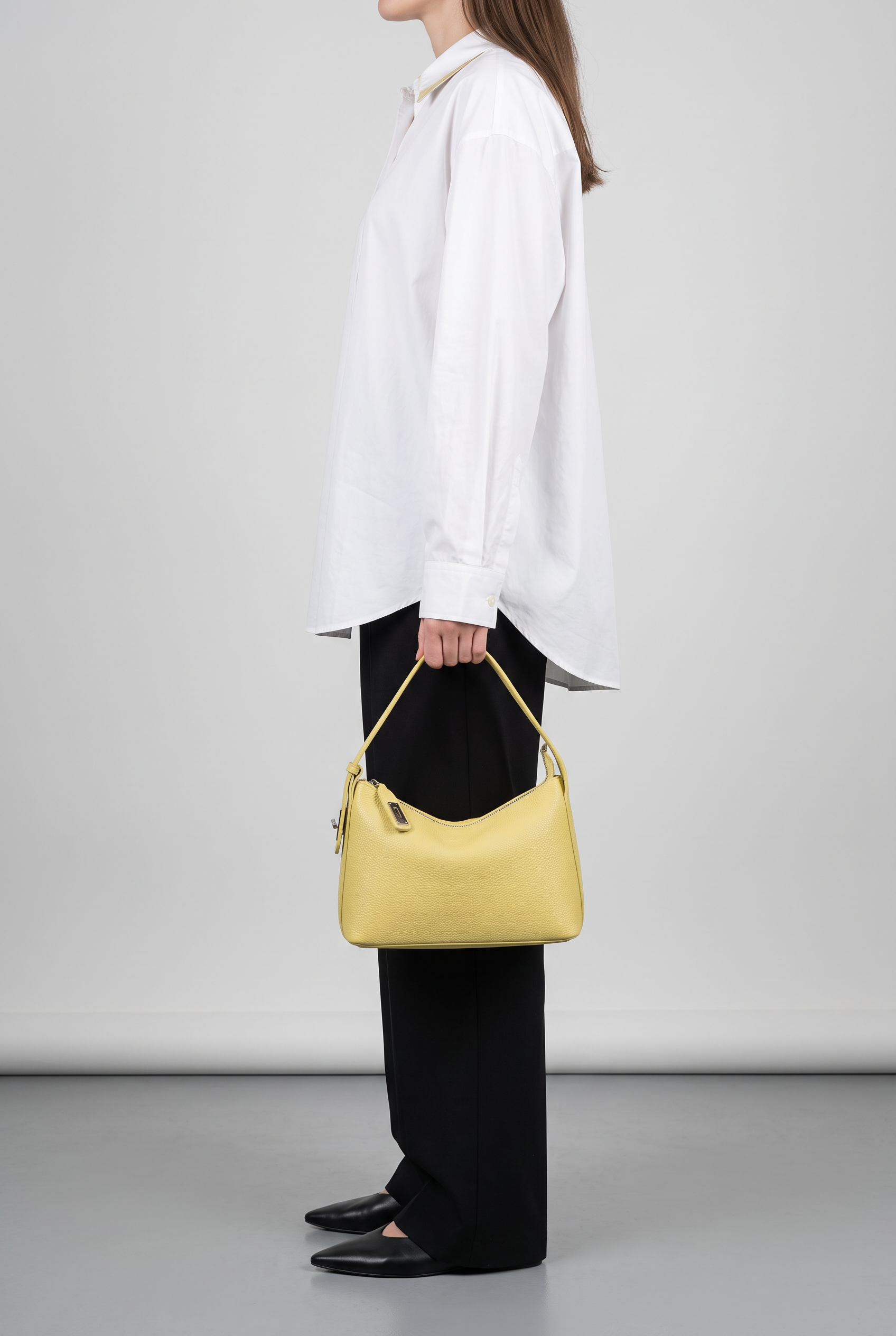 Sac BRUNA jaune, porté à la main