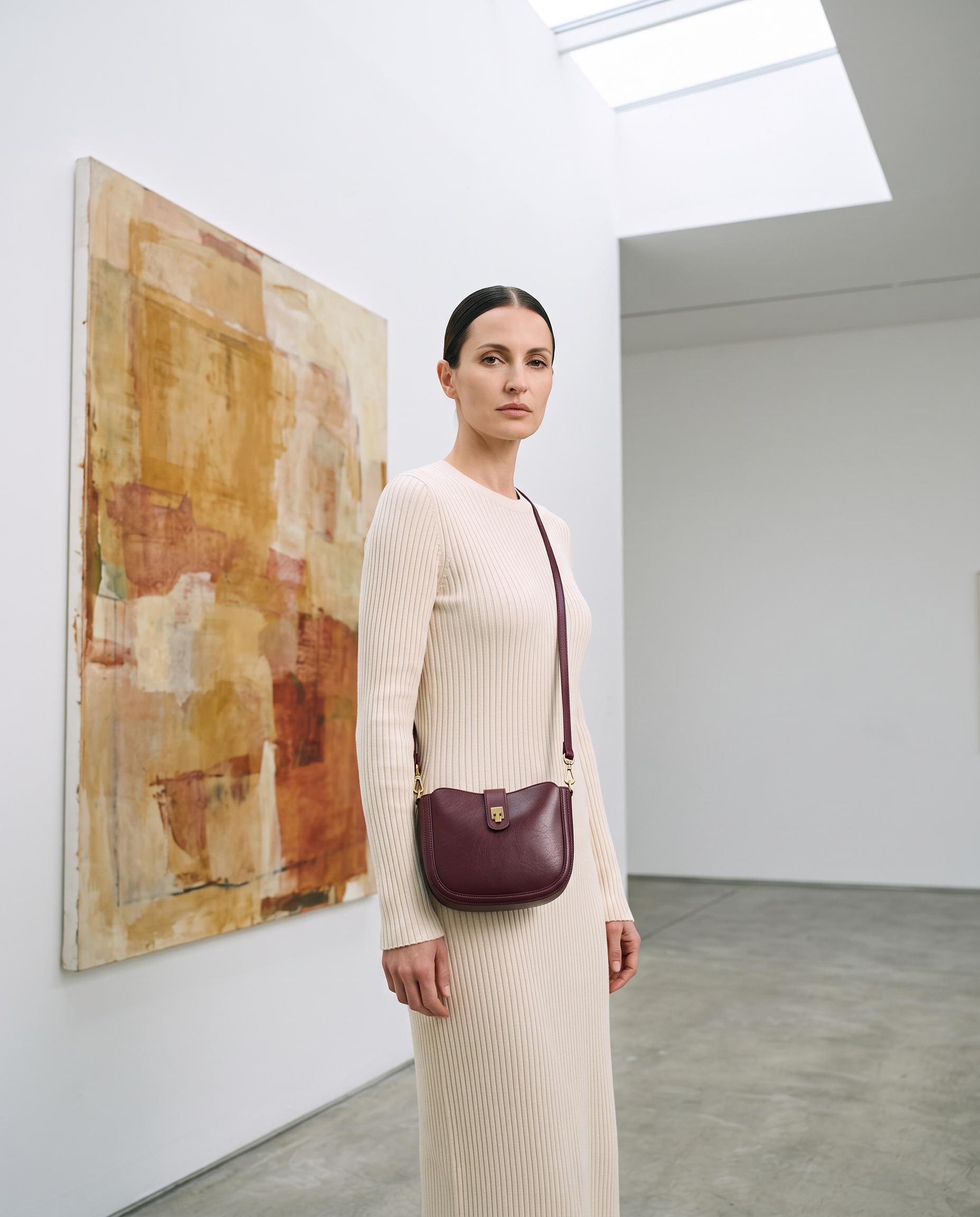 Sac CHIARA bordeaux, porté dans une galerie d'art