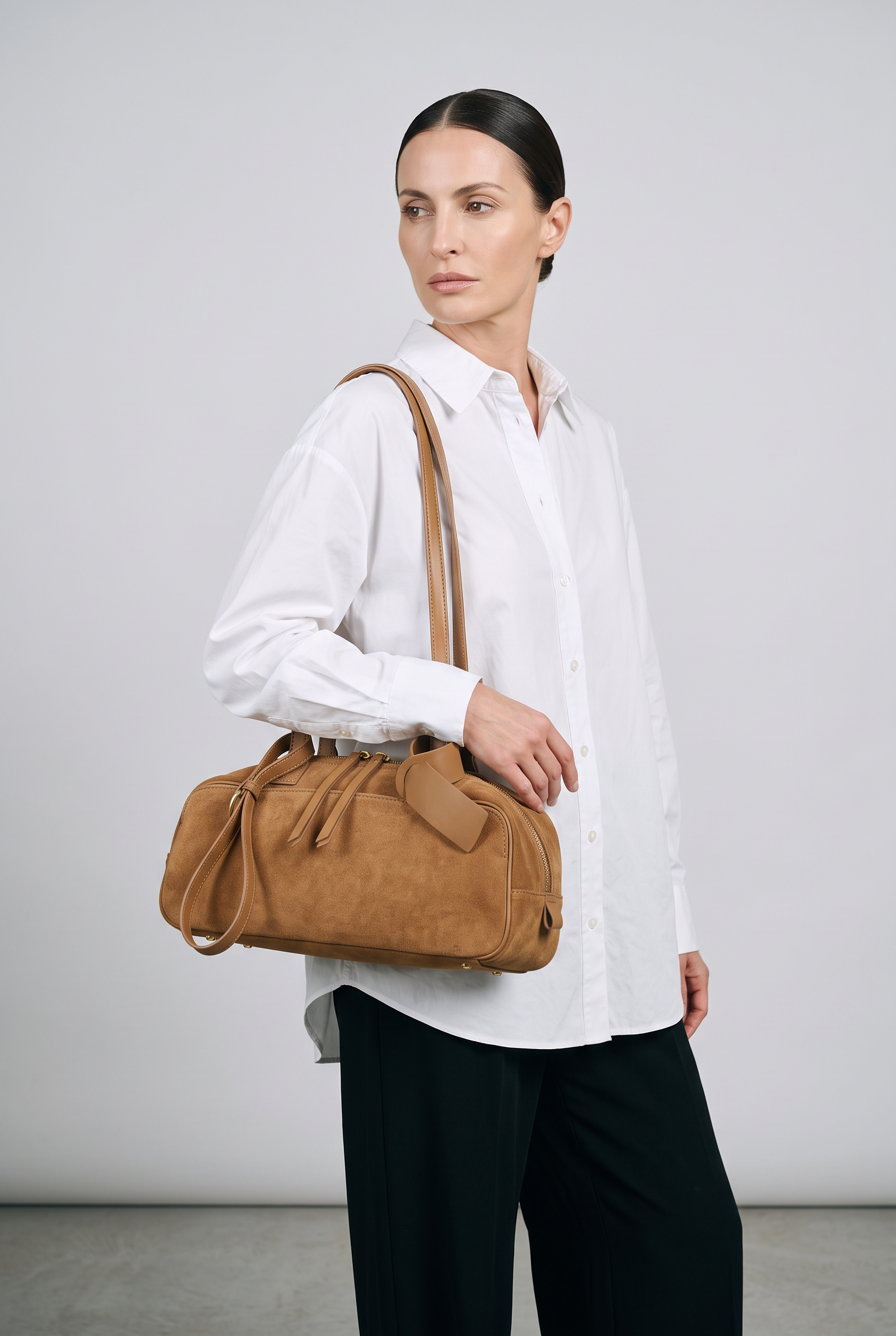Sac ELIF marron, porté, de face