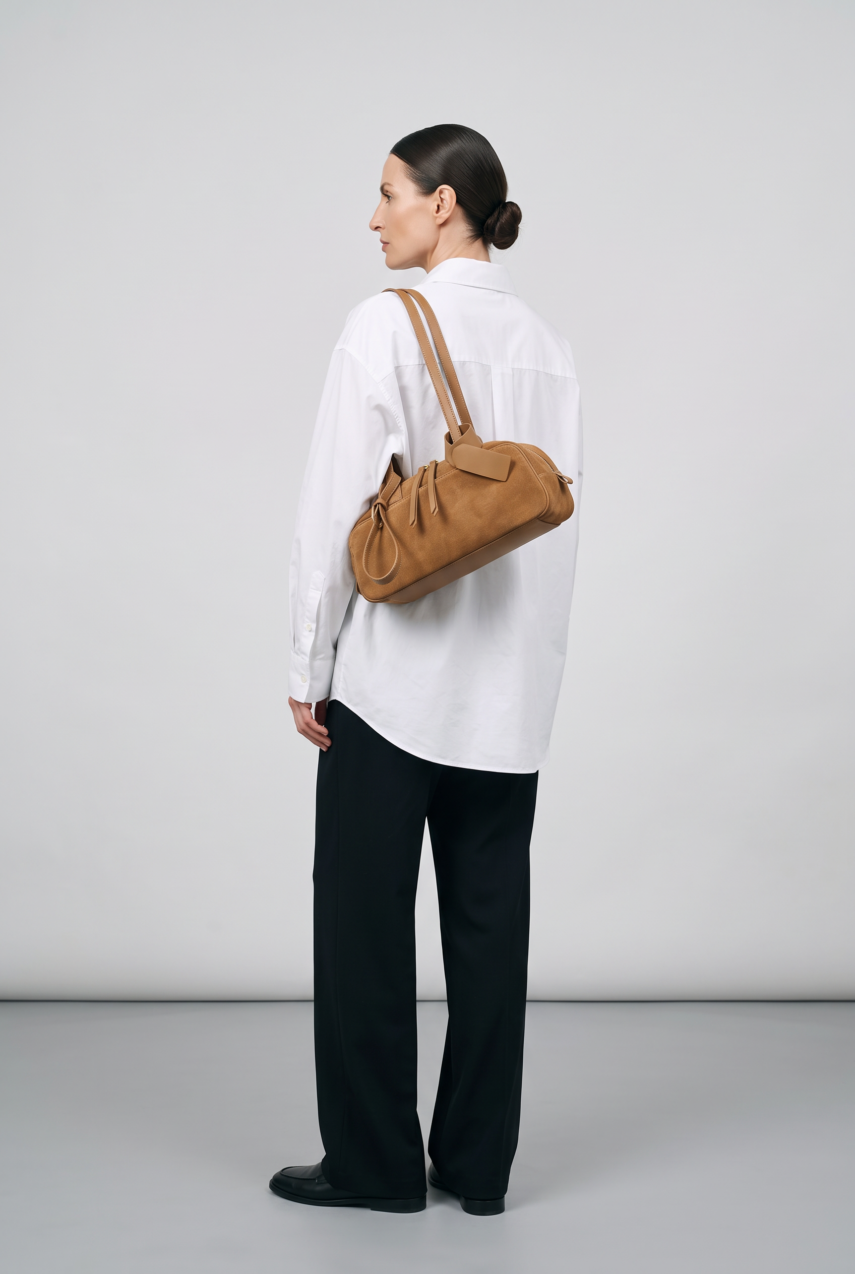 Sac ELIF marron, porté, de dos