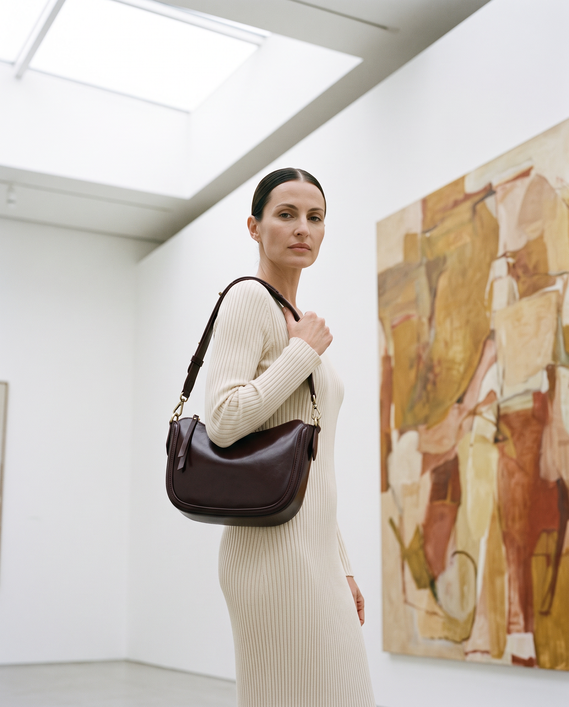 Sac DANAE, porté dans une galerie d'art