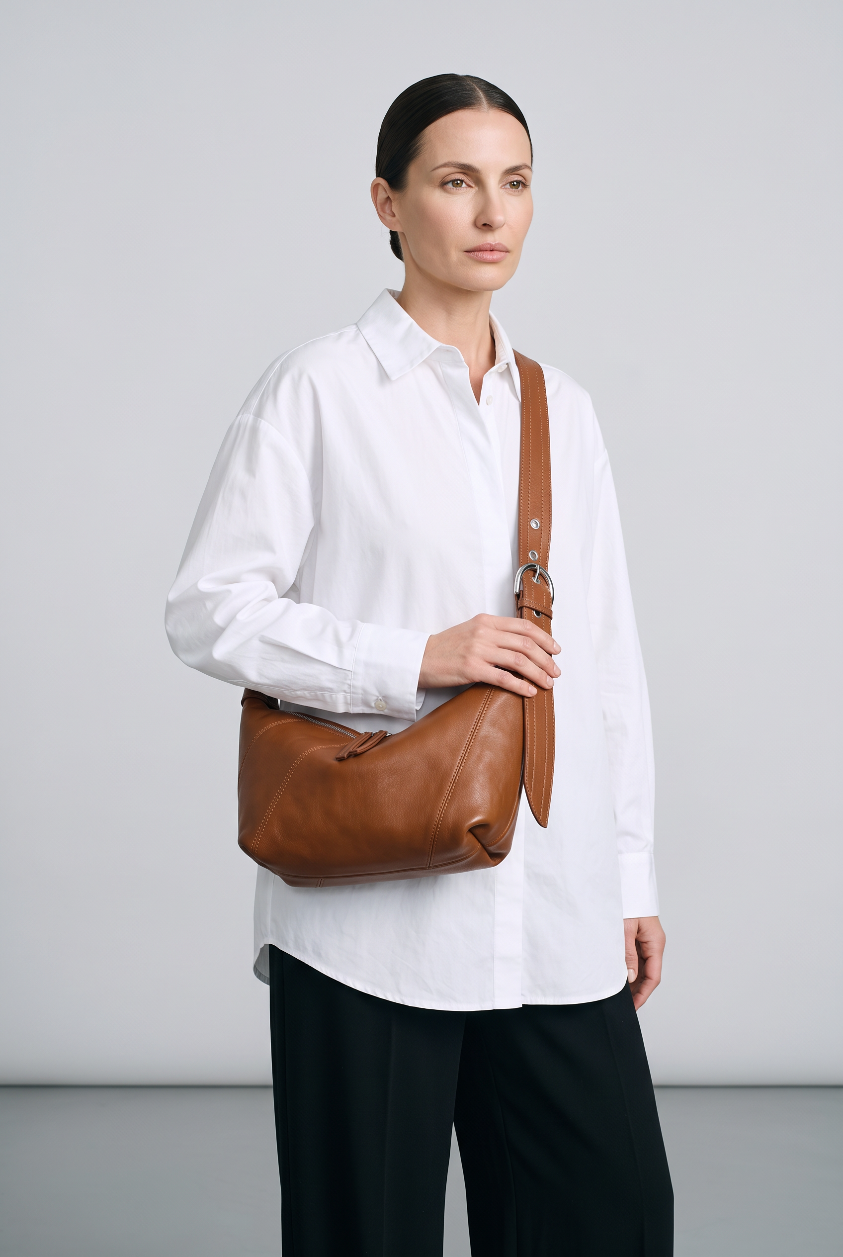 Sac FRIDA marron, porté, de face