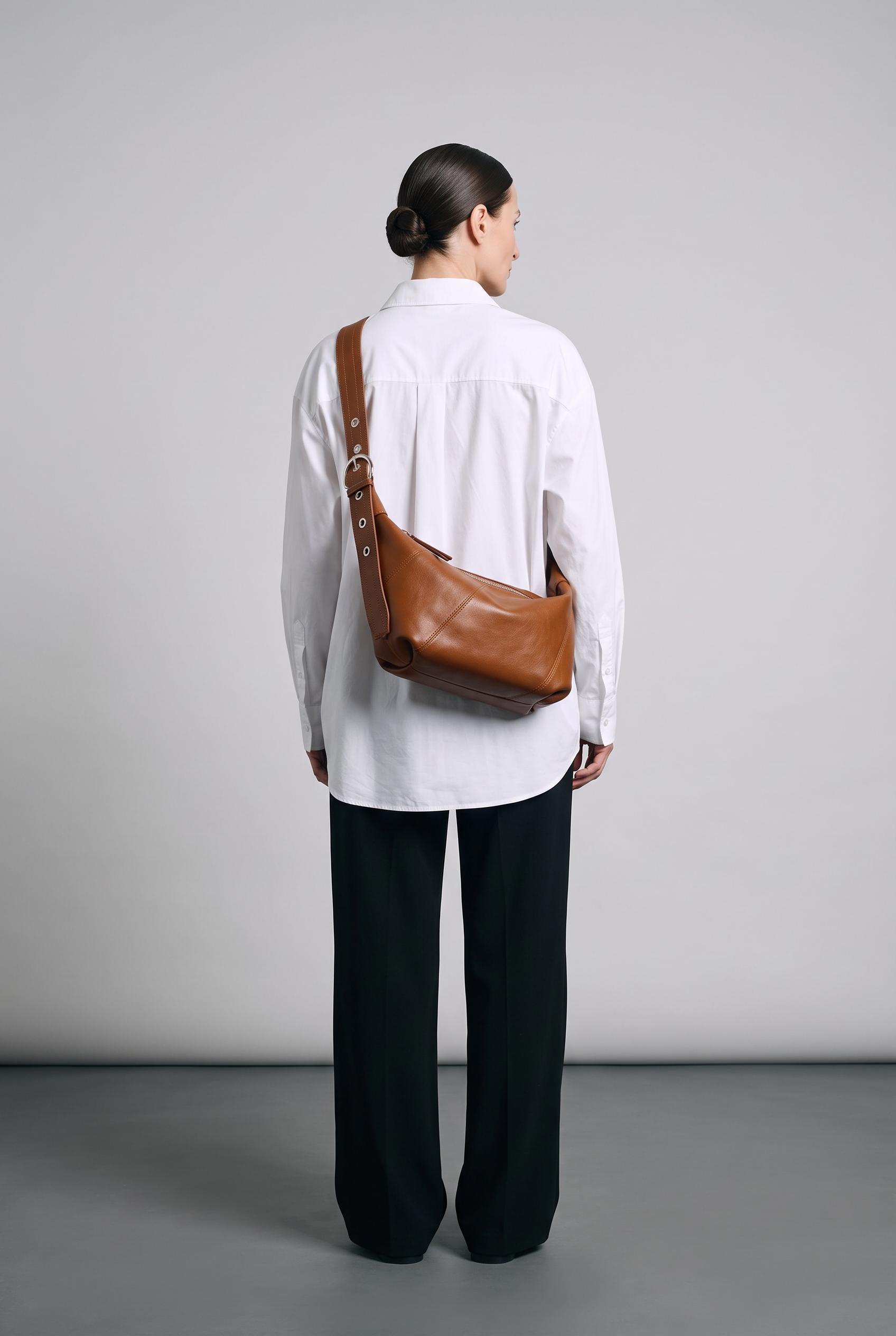 Sac FRIDA marron, porté, de dos