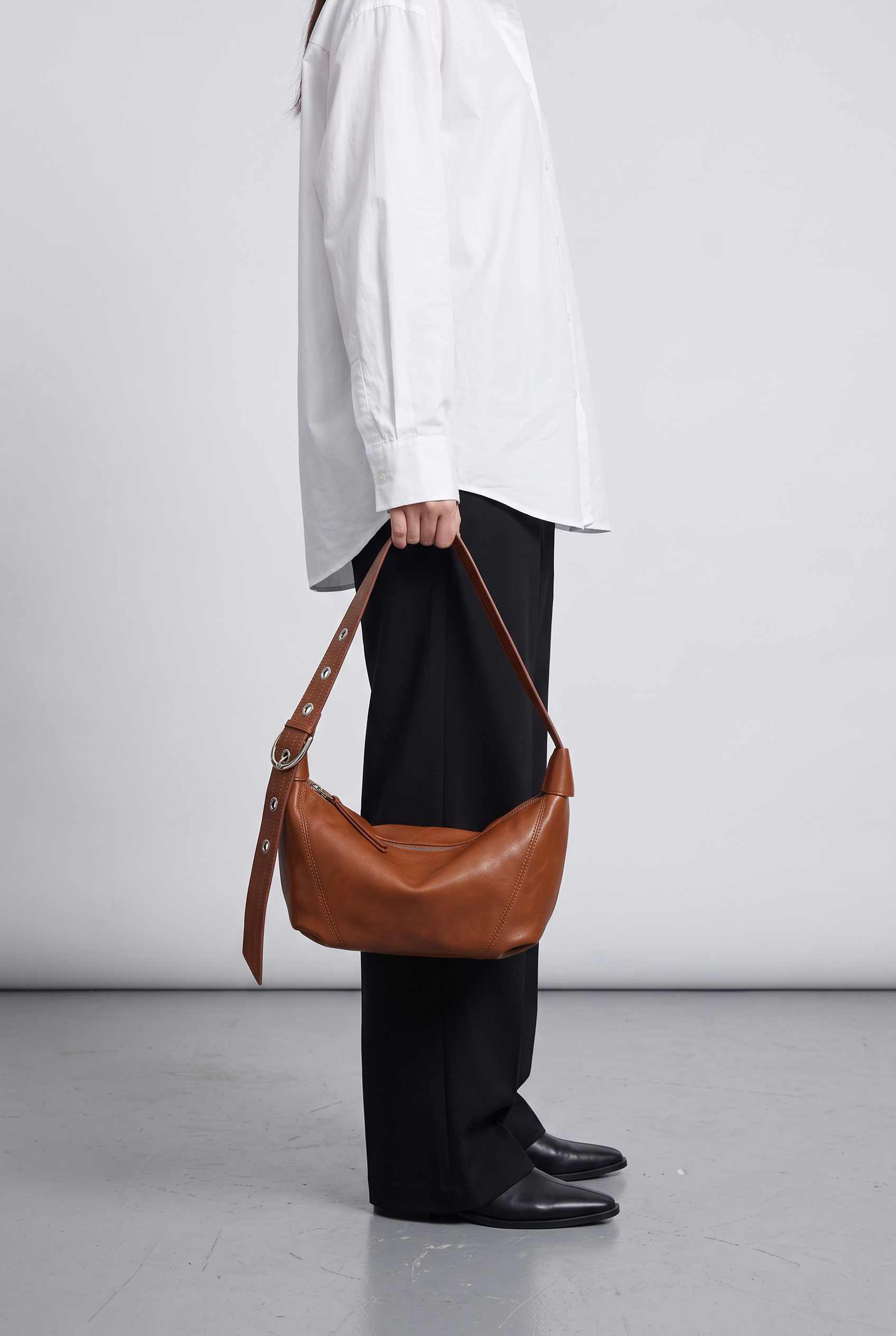 Sac FRIDA marron, porté à la main