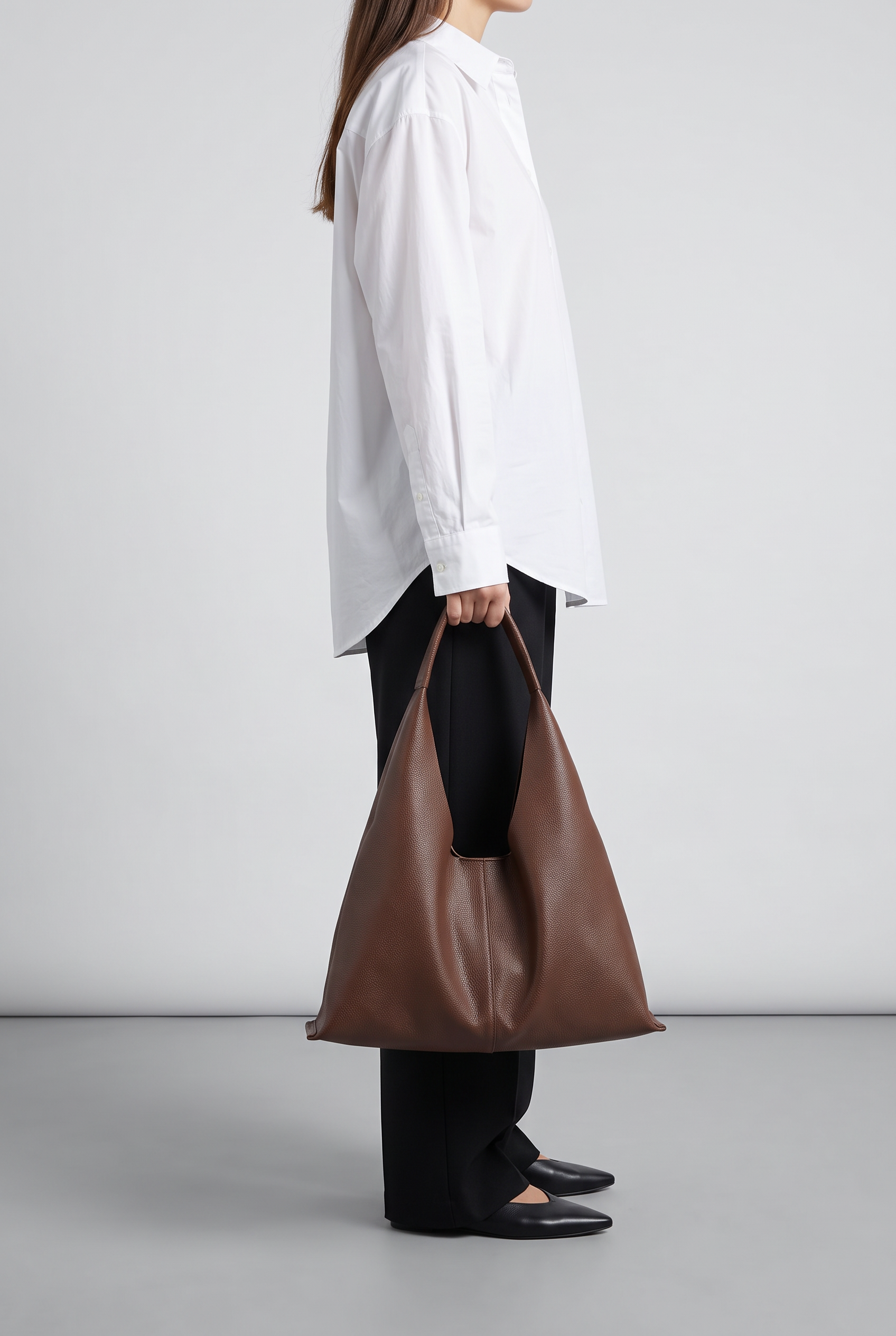 Sac HALIA marron, porté à la main