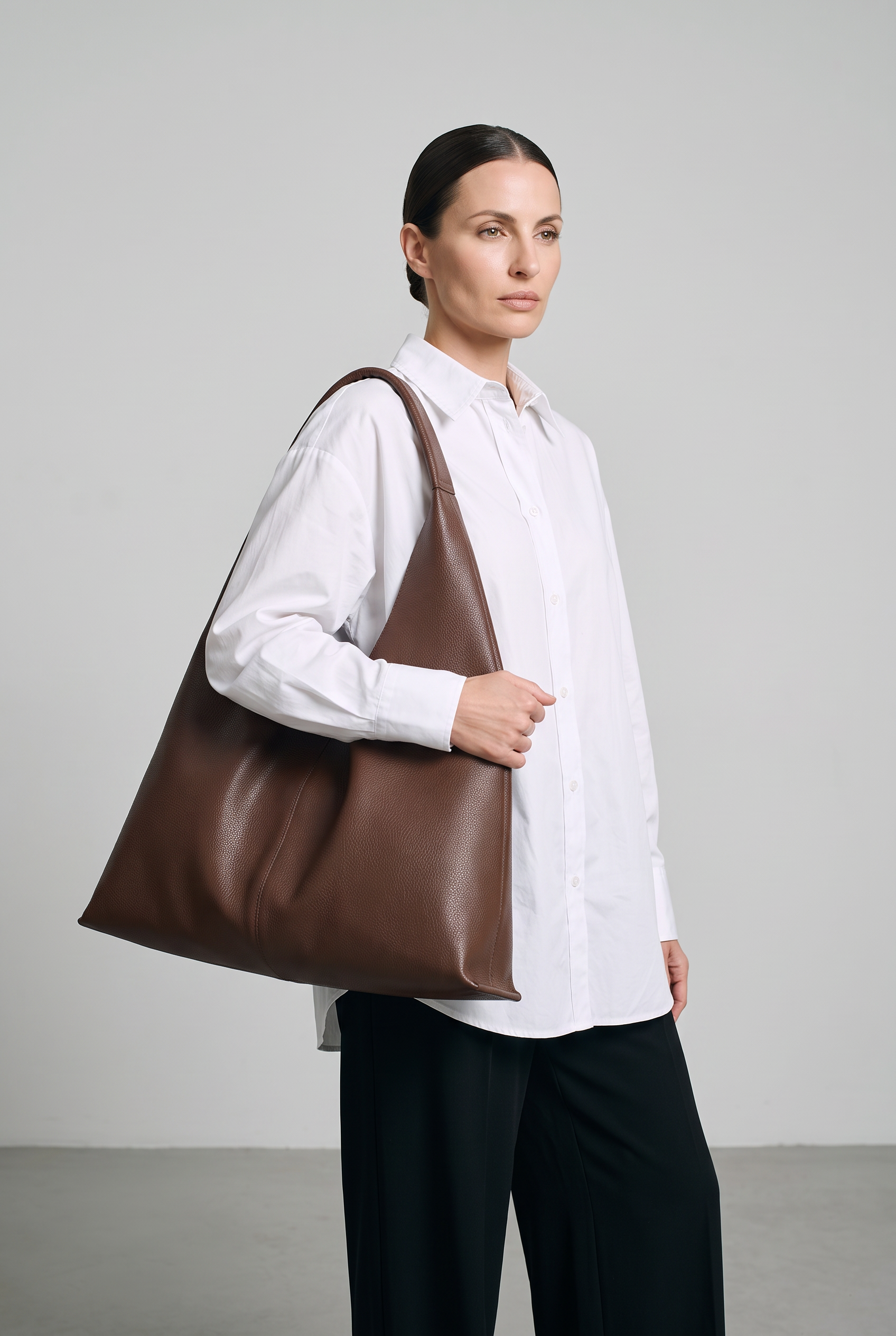 Sac HALIA marron, porté, de face