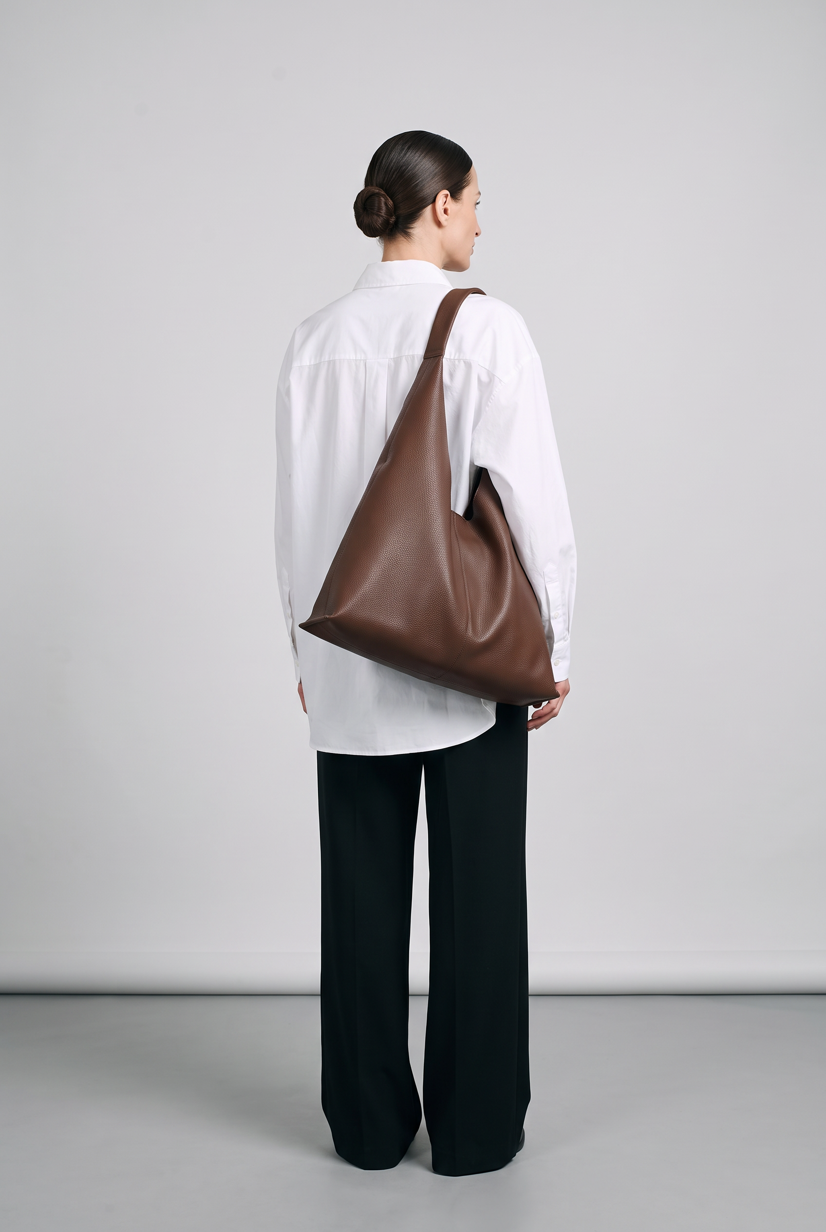 Sac HALIA marron, porté, de dos