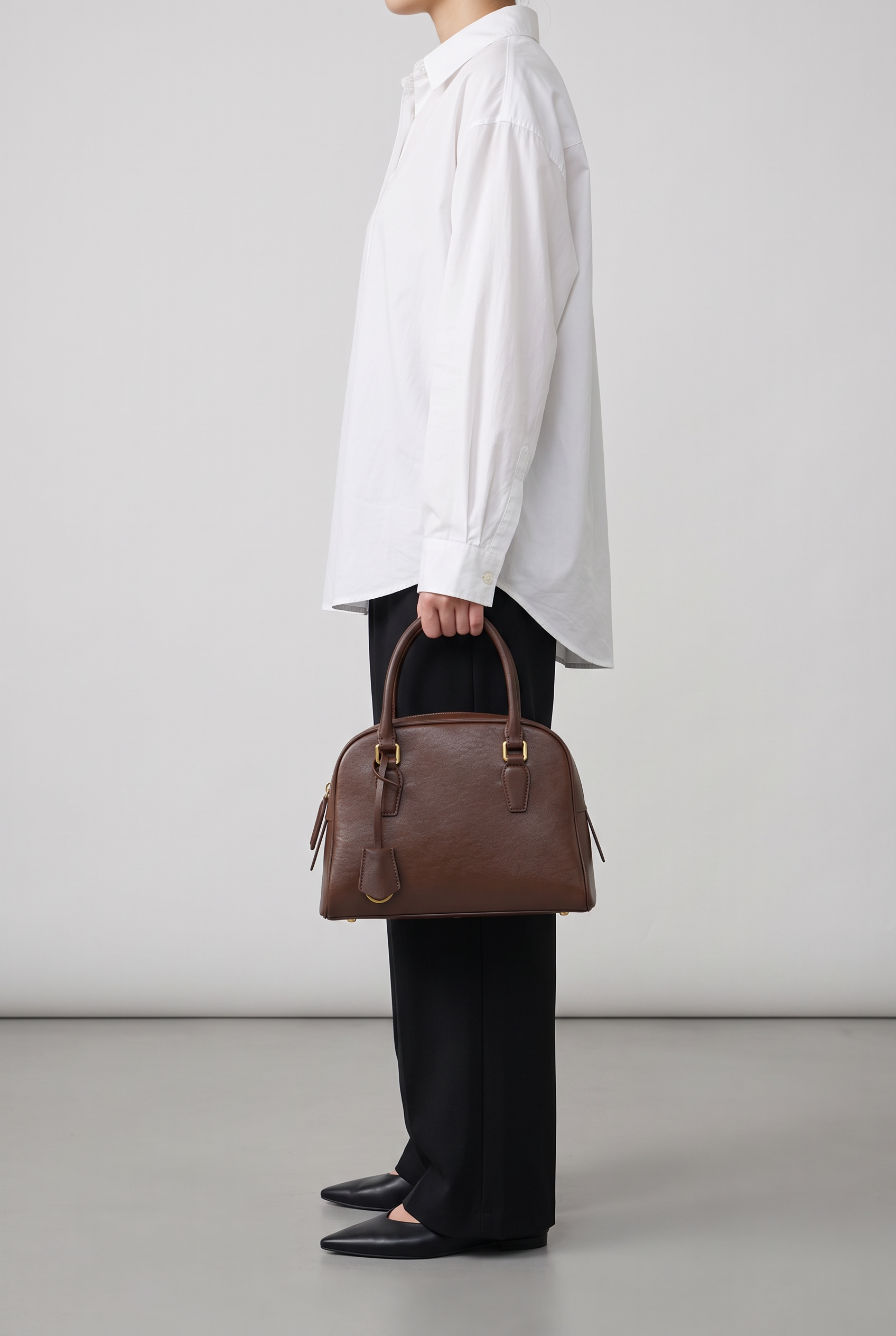 Sac IMANI marron, porté à la main