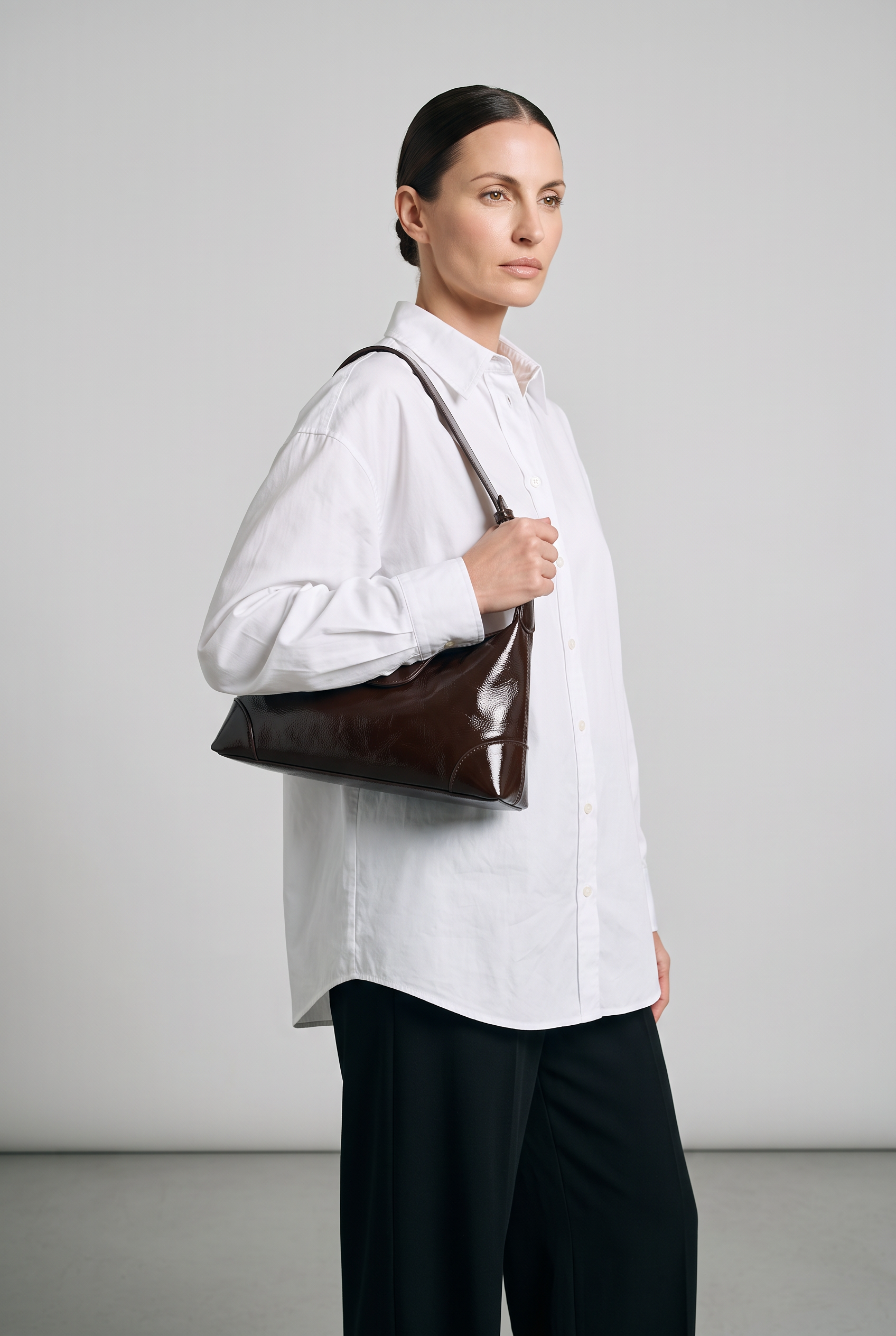 Sac JOANA marron foncé, porté, de face