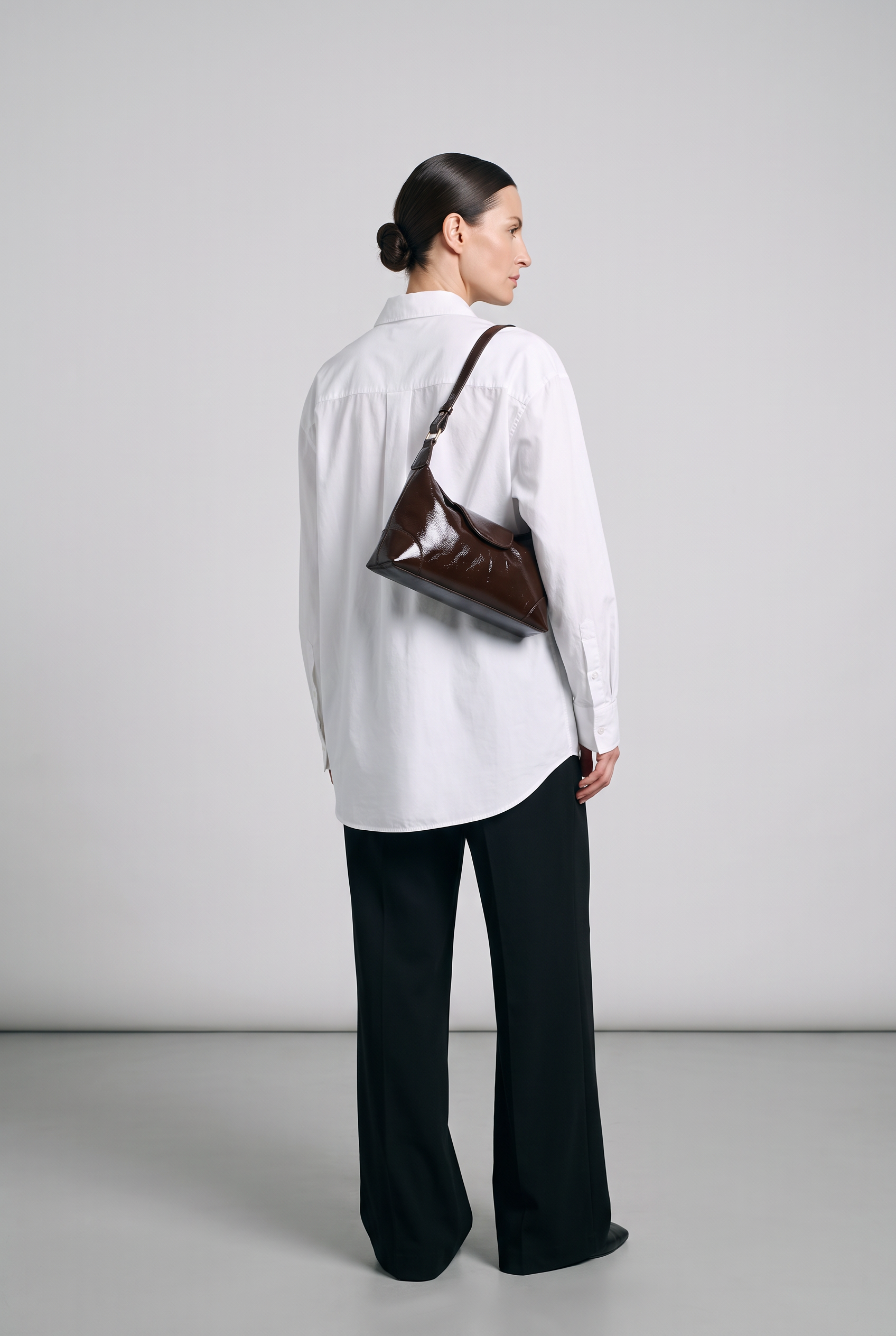 Sac JOANA marron foncé, porté, de dos