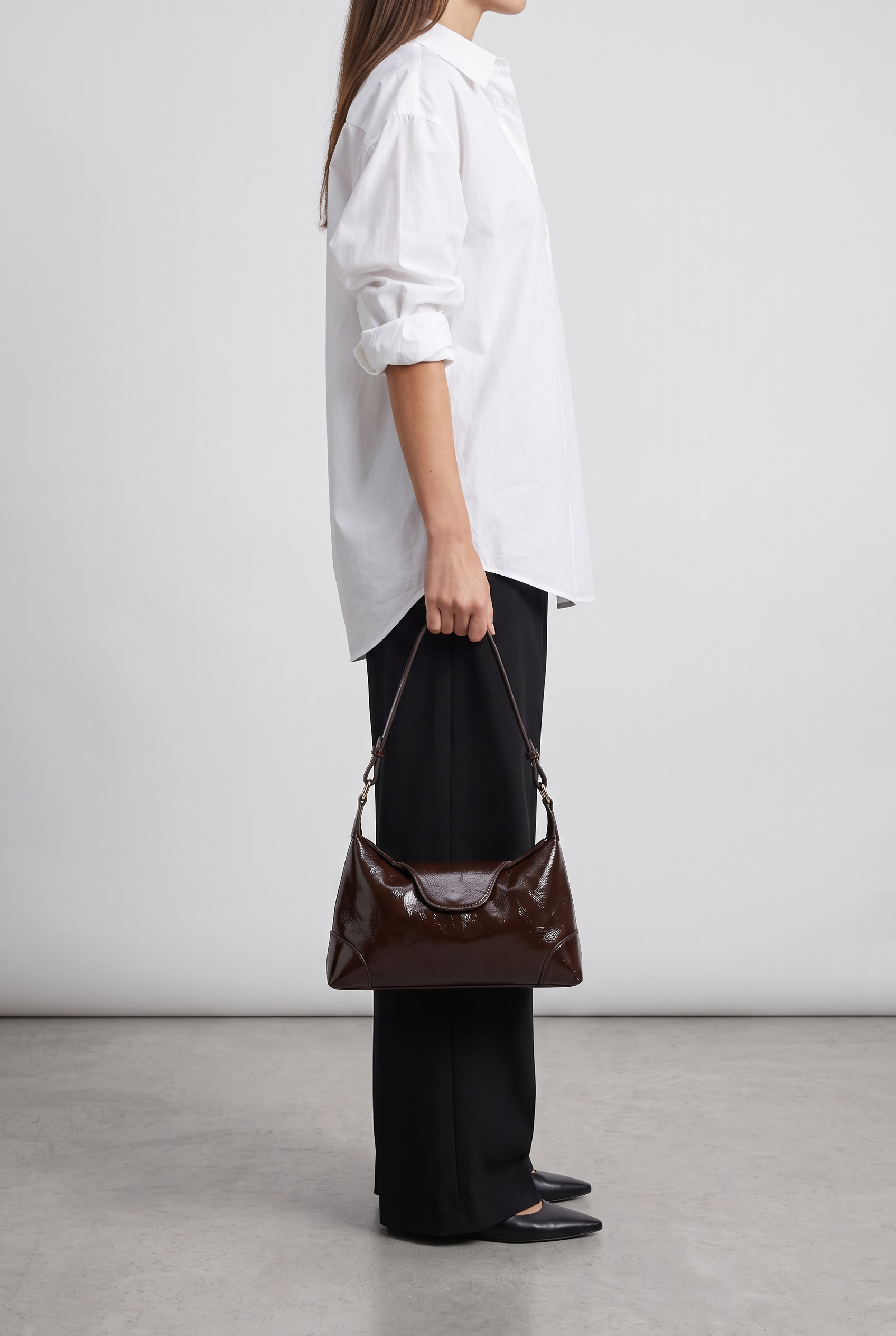 Sac JOANA marron foncé, porté à la main