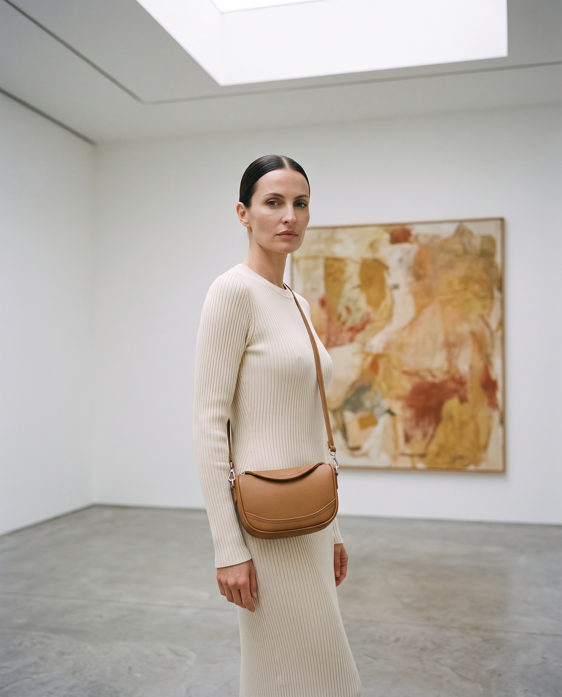 Sac NAYA camel, porté dans une galerie d'art