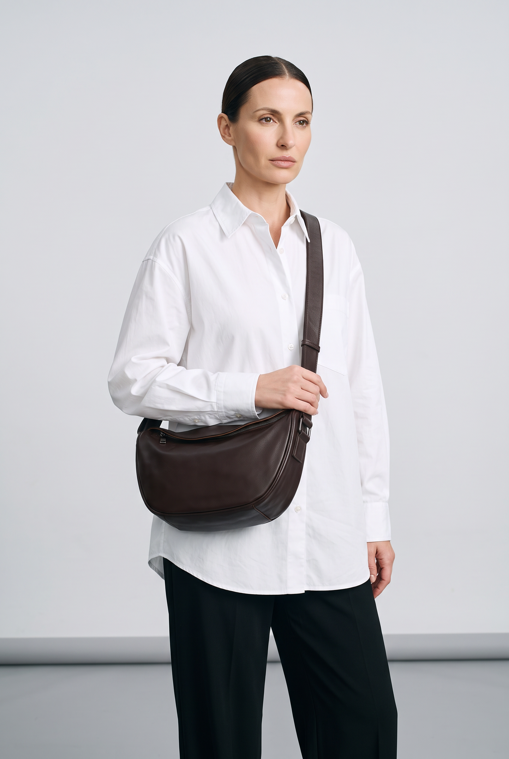 Sac OLGA marron foncé, porté, de face