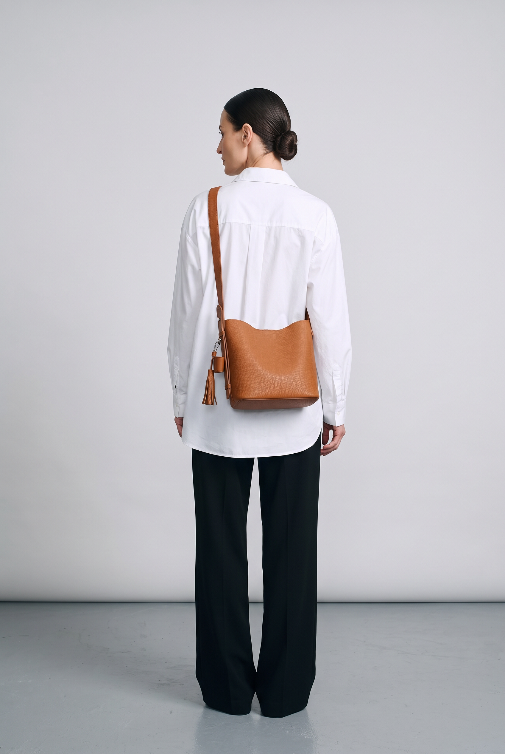 Sac PRIYA camel, porté, de dos