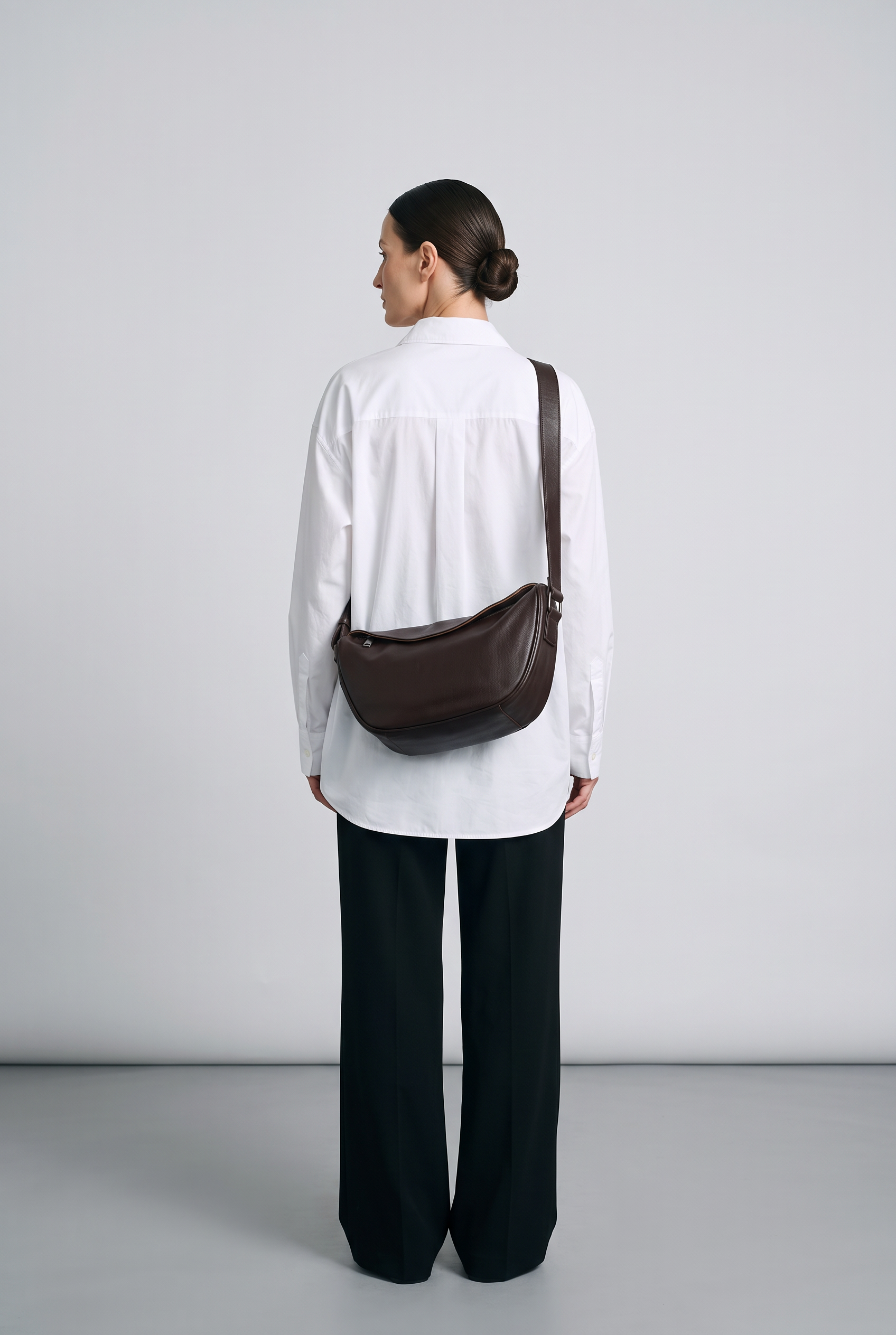 Sac OLGA marron foncé, porté, de dos