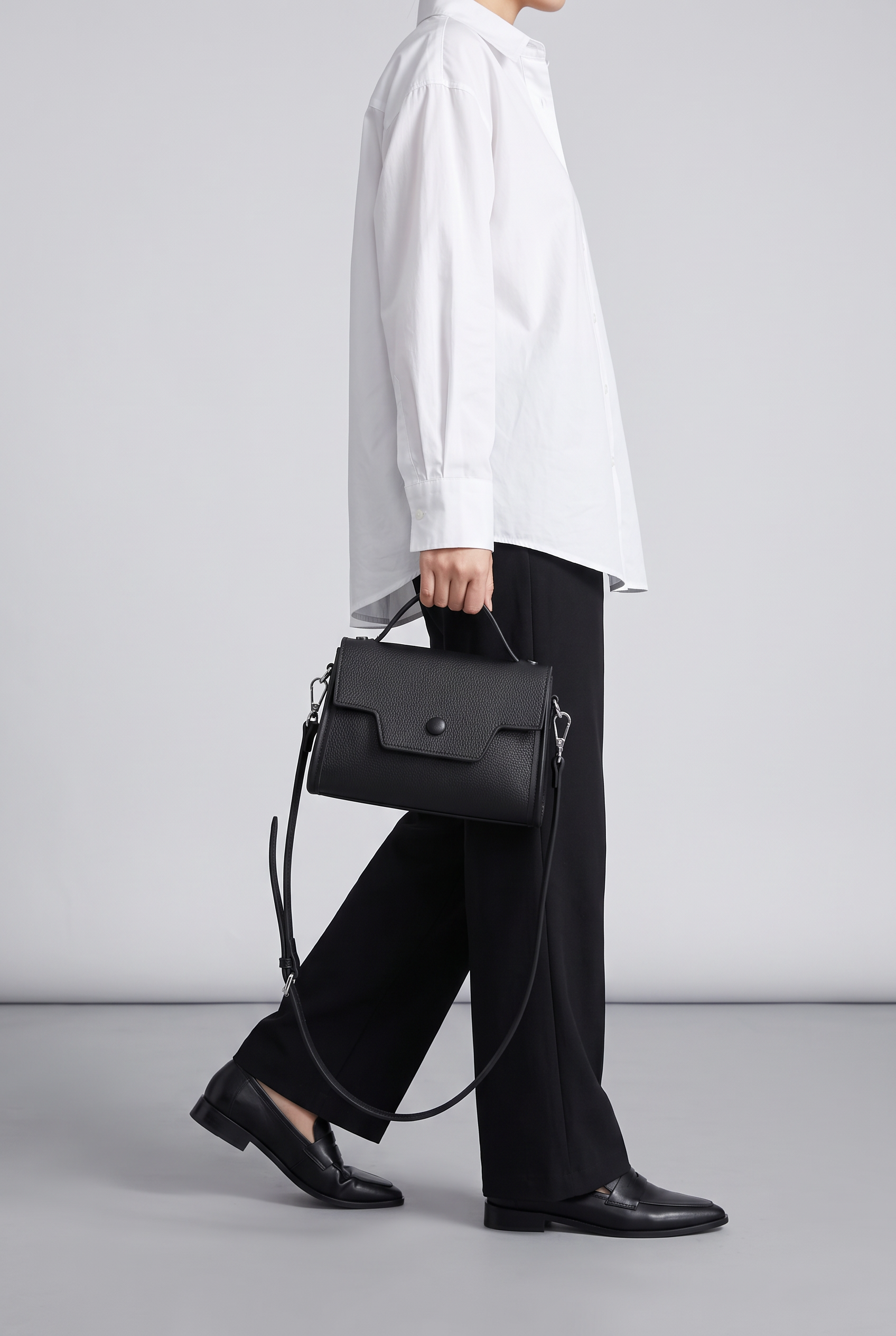 Sac RENATA noir, porté à la main