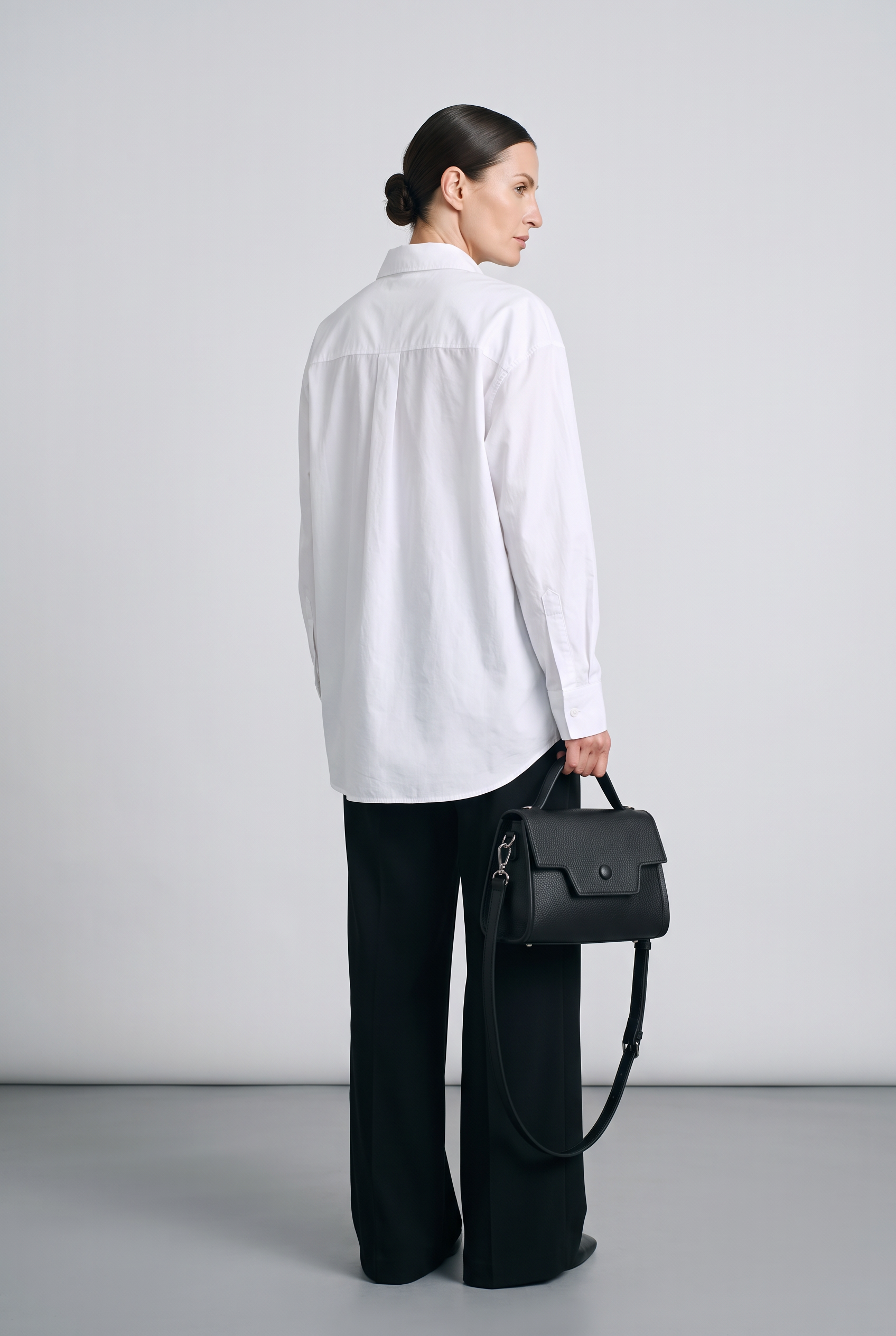 Sac RENATA noir, porté, de dos