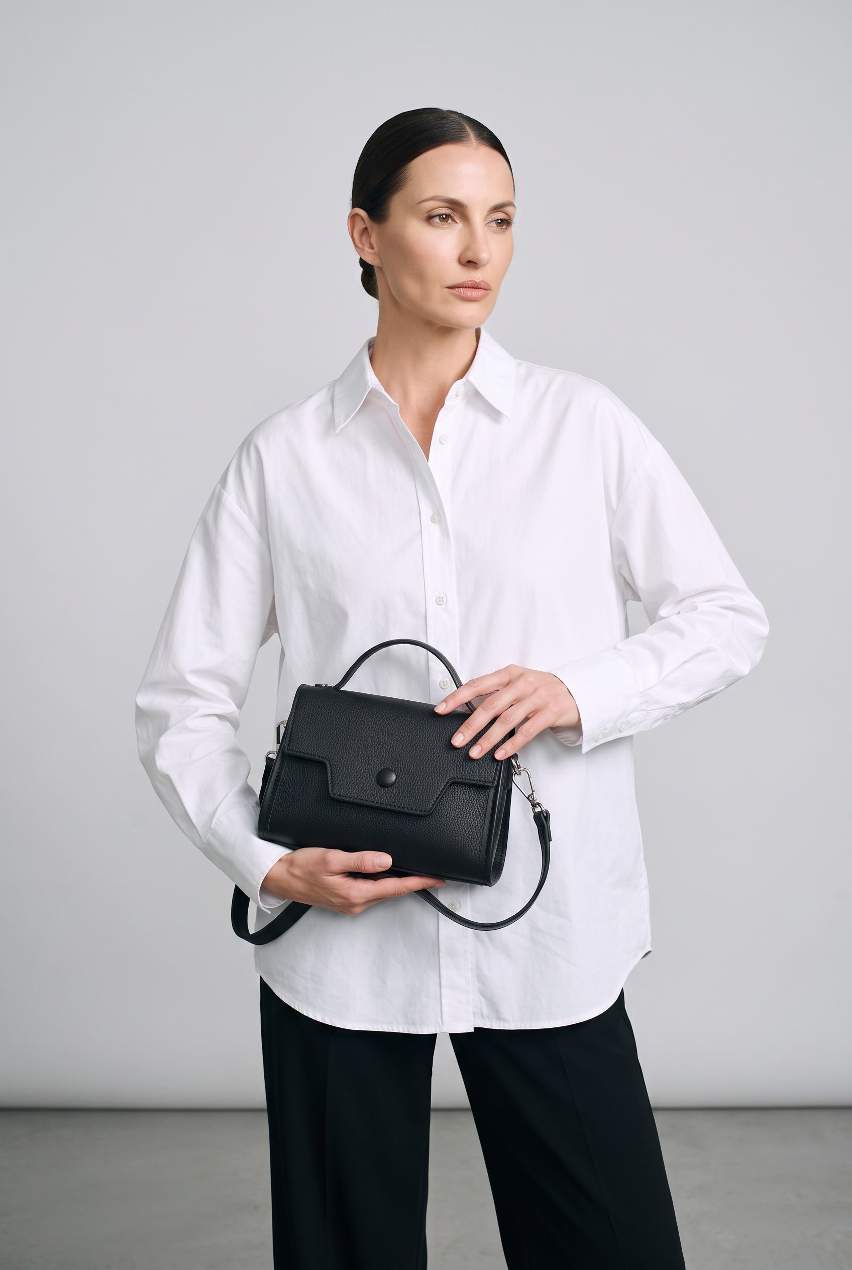 Sac RENATA noir, porté, de face