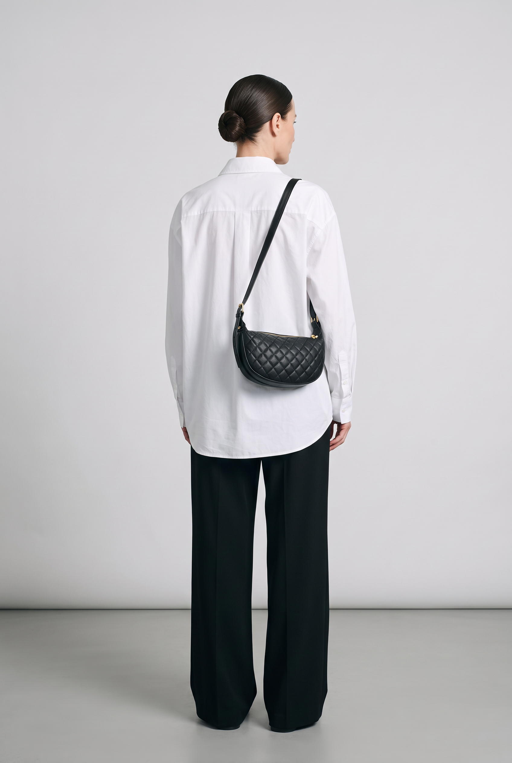 Sac SAKURA noir, porté, de dos