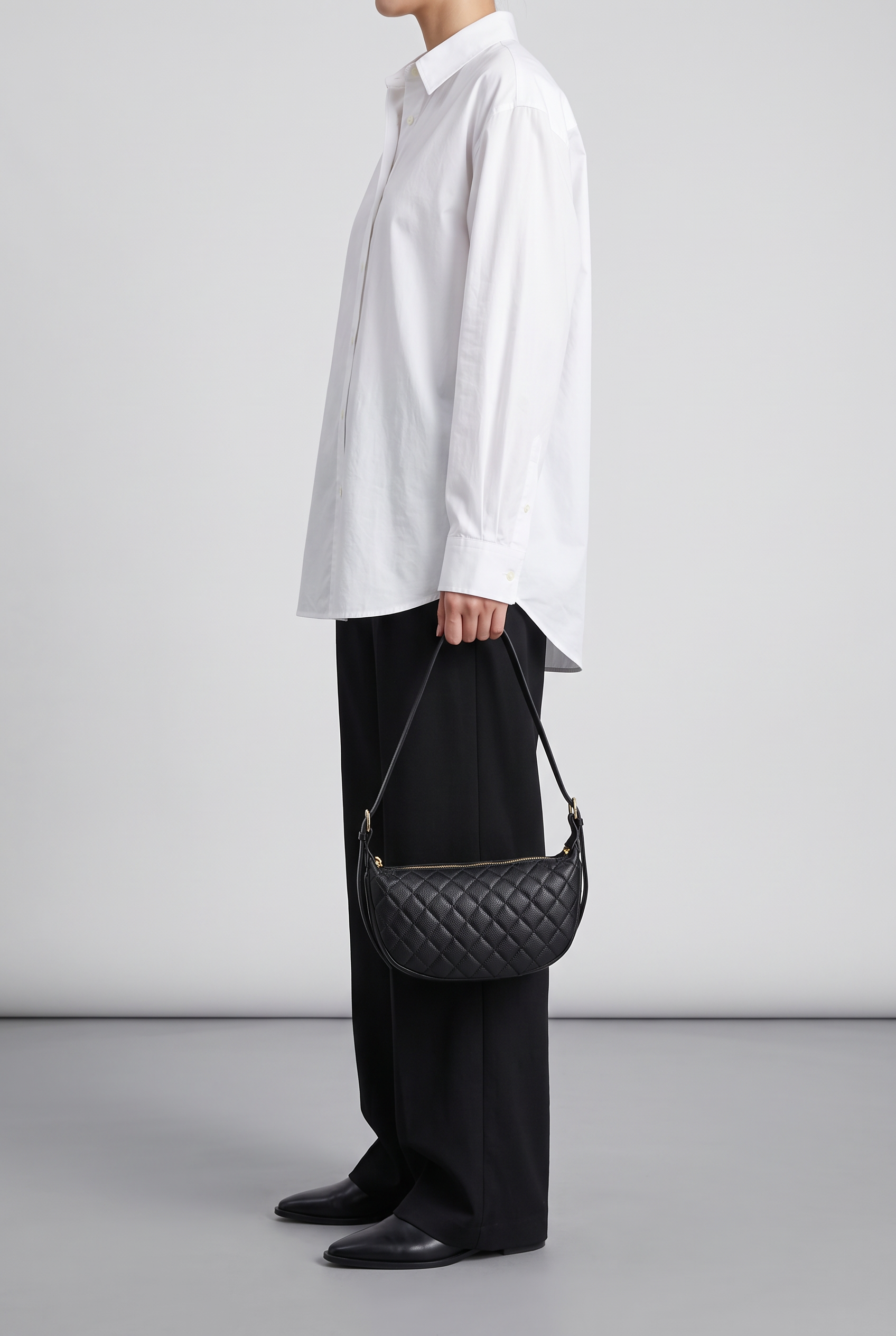 Sac SAKURA noir, porté à la main