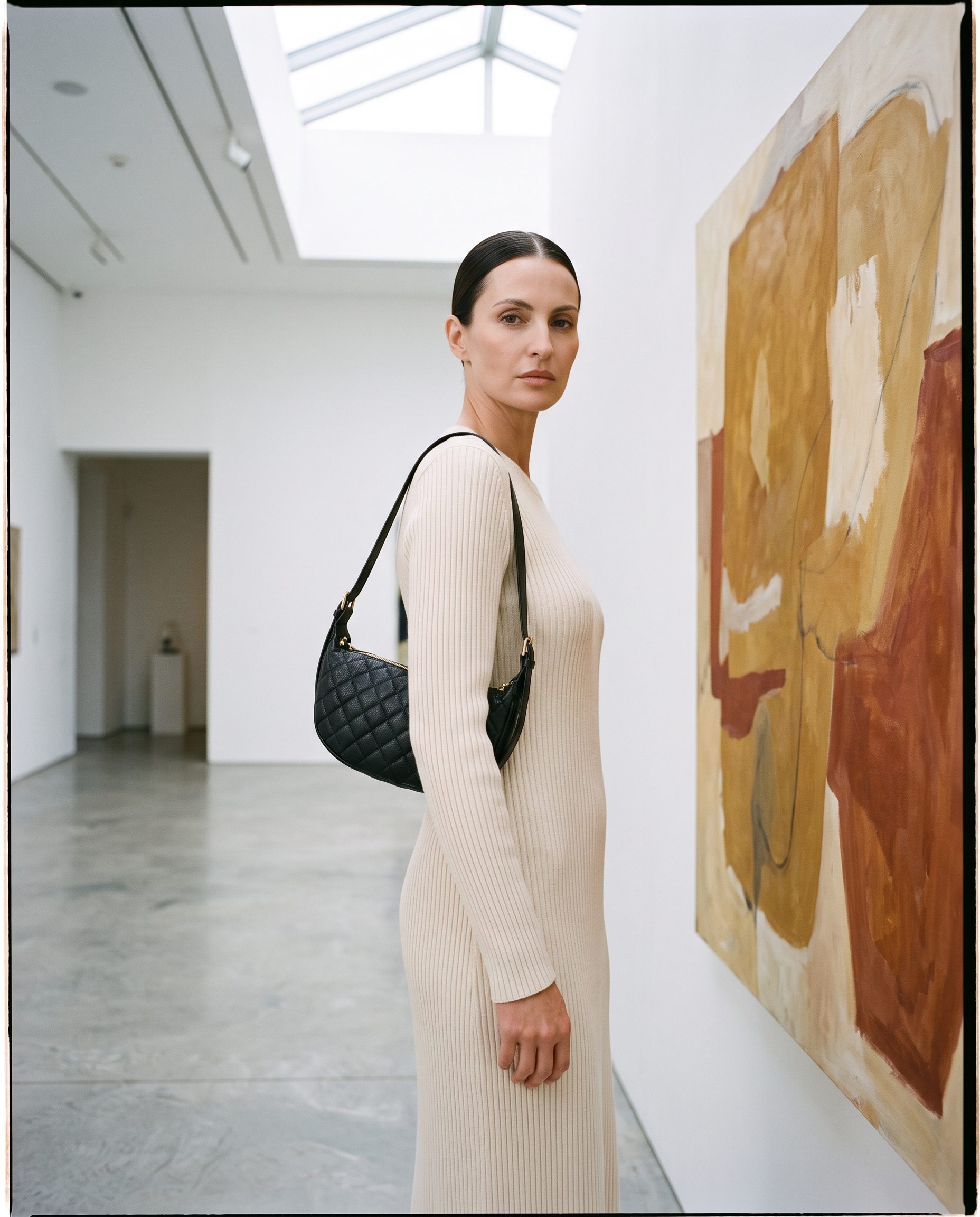 Sac SAKURA noir, porté dans une galerie d'art