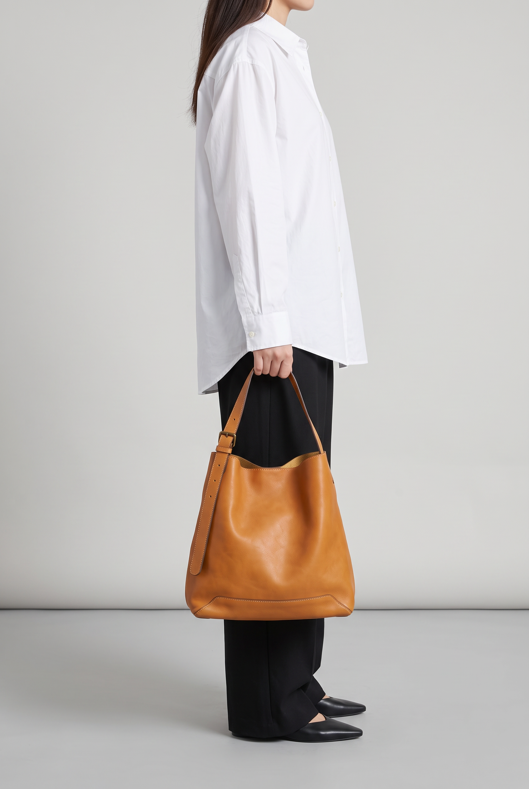 Sac VALERIA camel, porté à la main