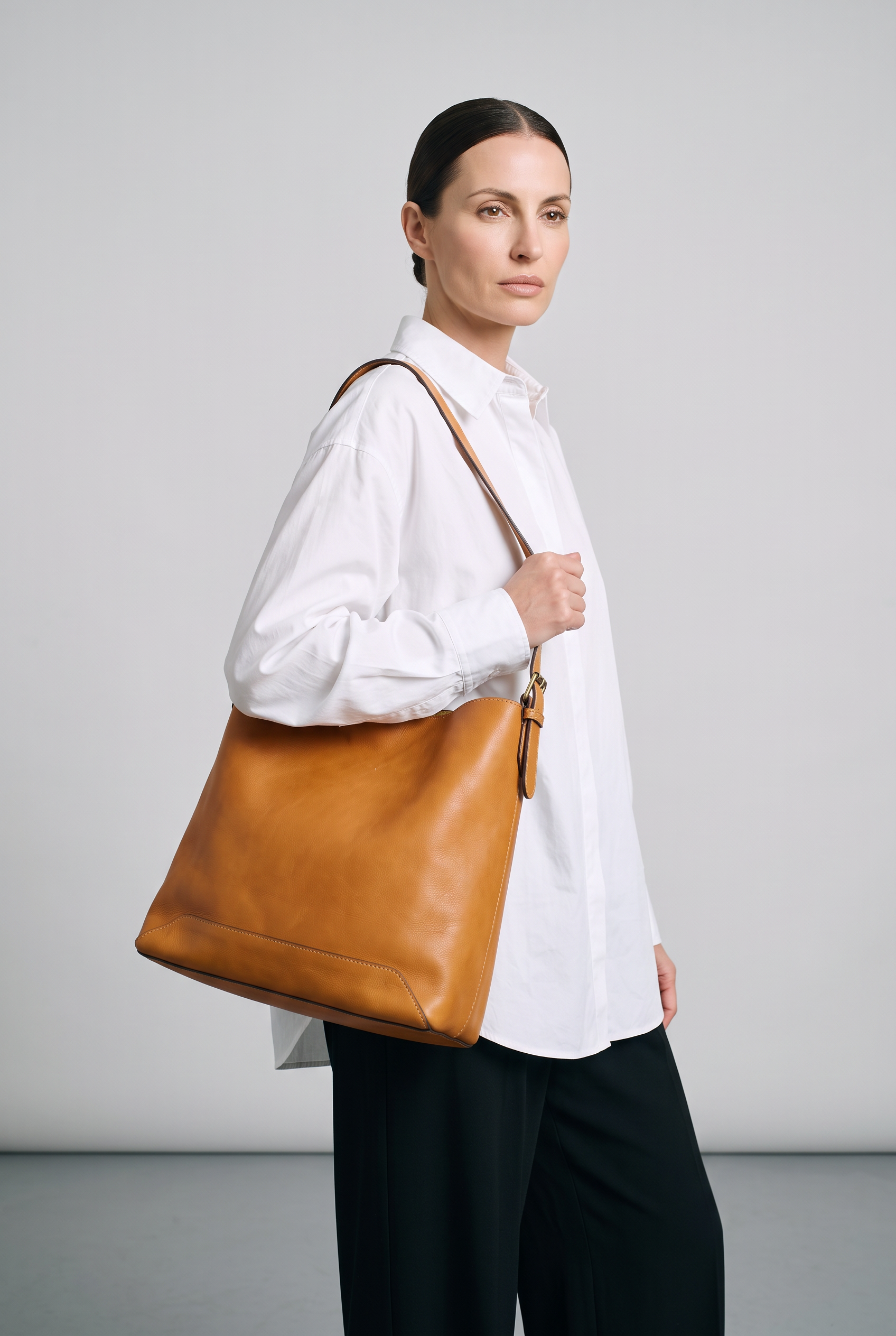 Sac VALERIA camel, porté, de face