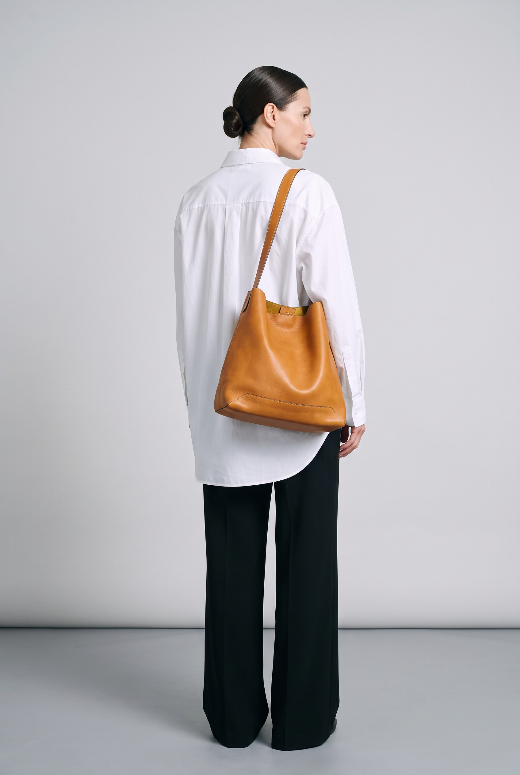 Sac VALERIA camel, porté, de dos