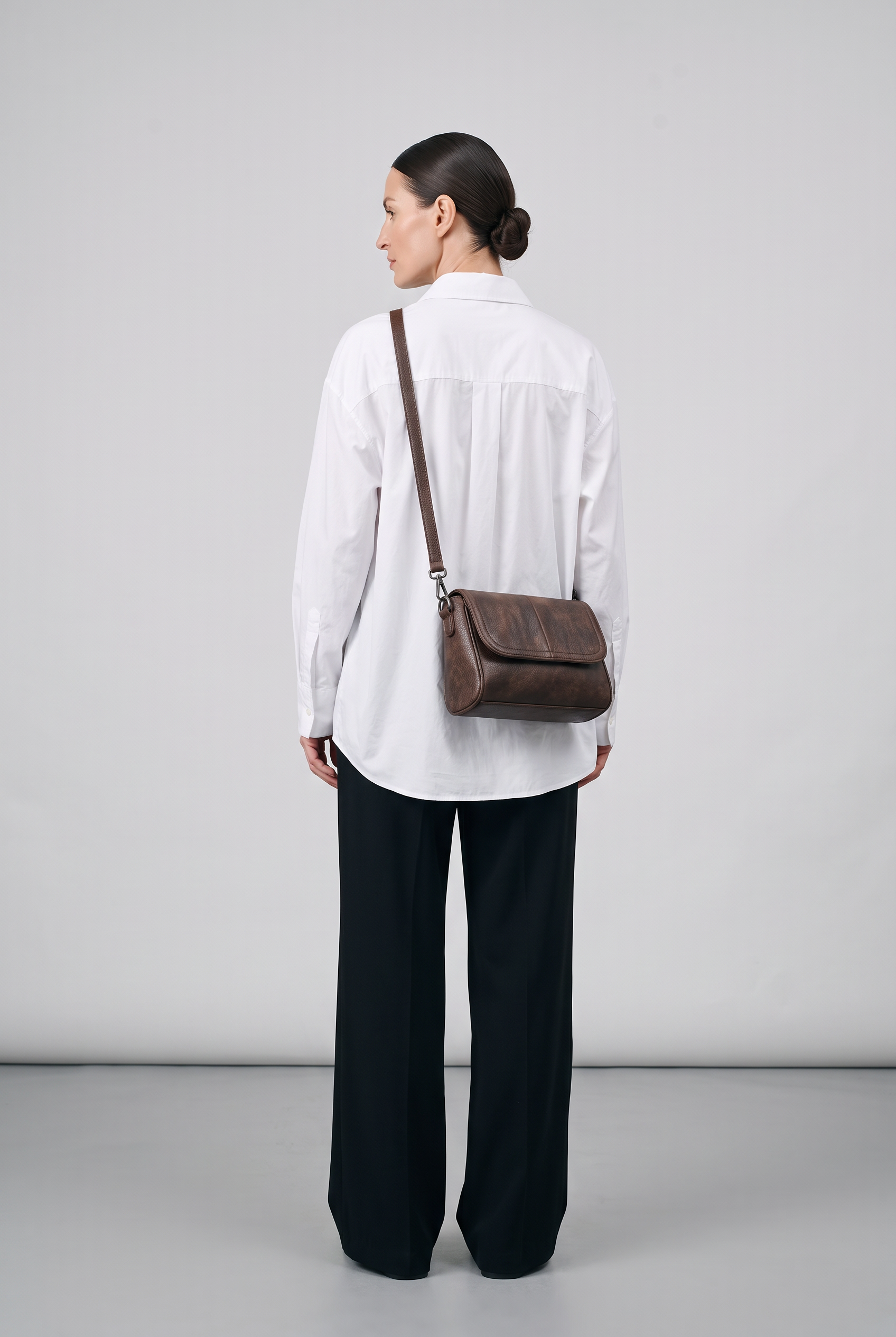 Sac YASMIN marron, porté, de dos