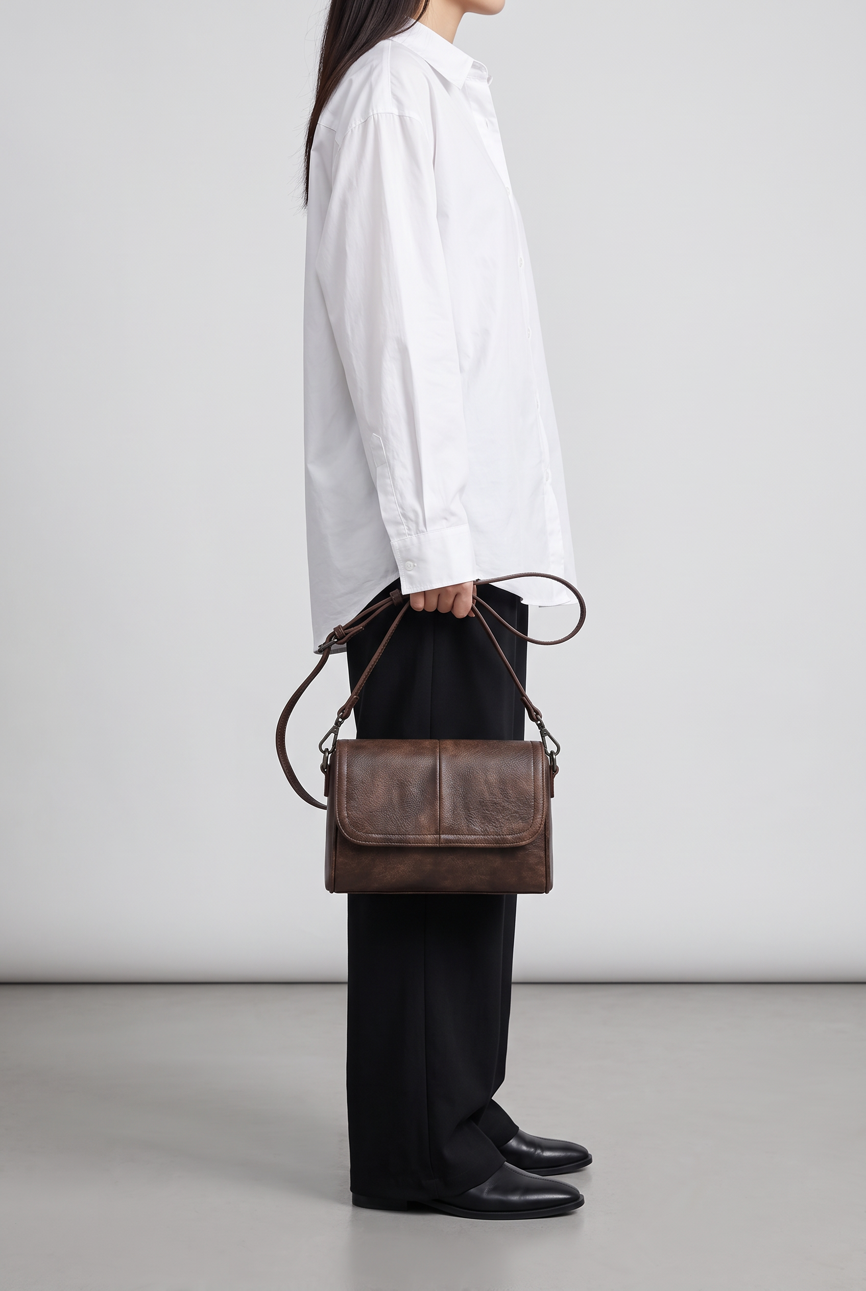 Sac YASMIN marron, porté à la main