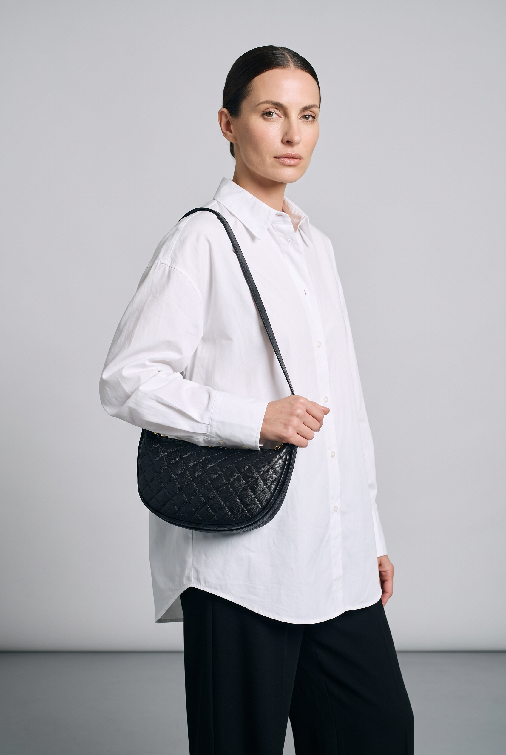 Sac SAKURA noir, porté, de face