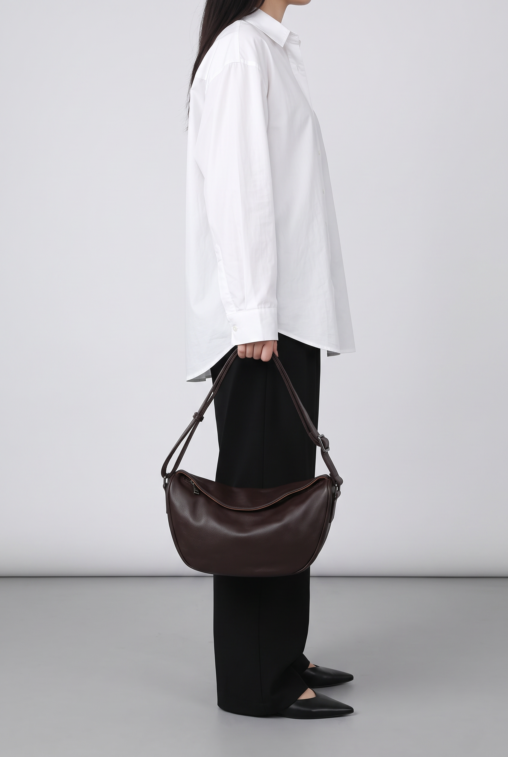 Sac OLGA marron foncé, porté à la main