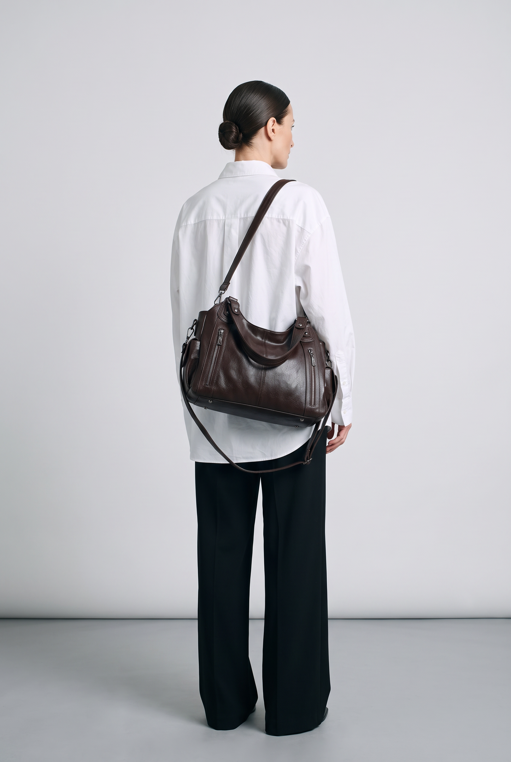 Sac PALOMA marron foncé, porté, de dos