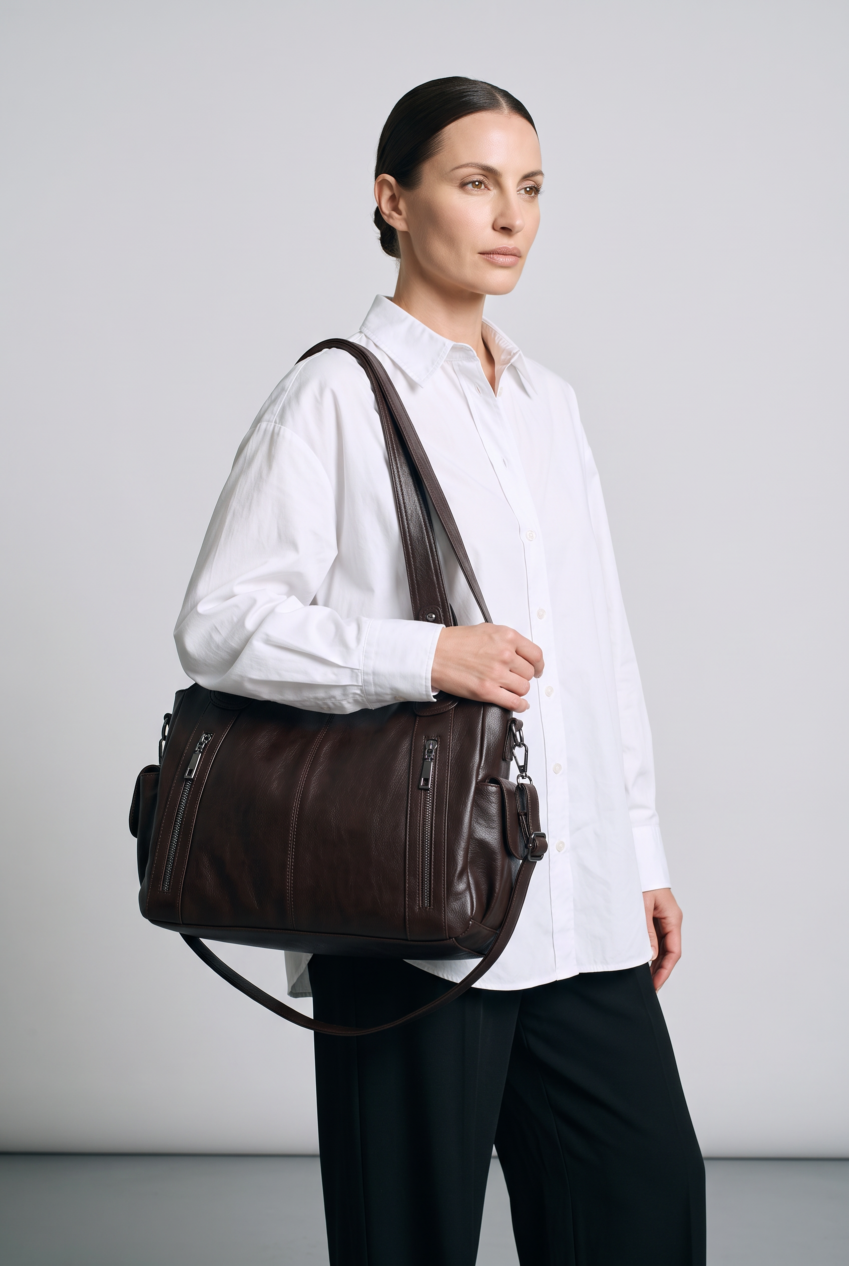 Sac PALOMA marron foncé, porté, de face