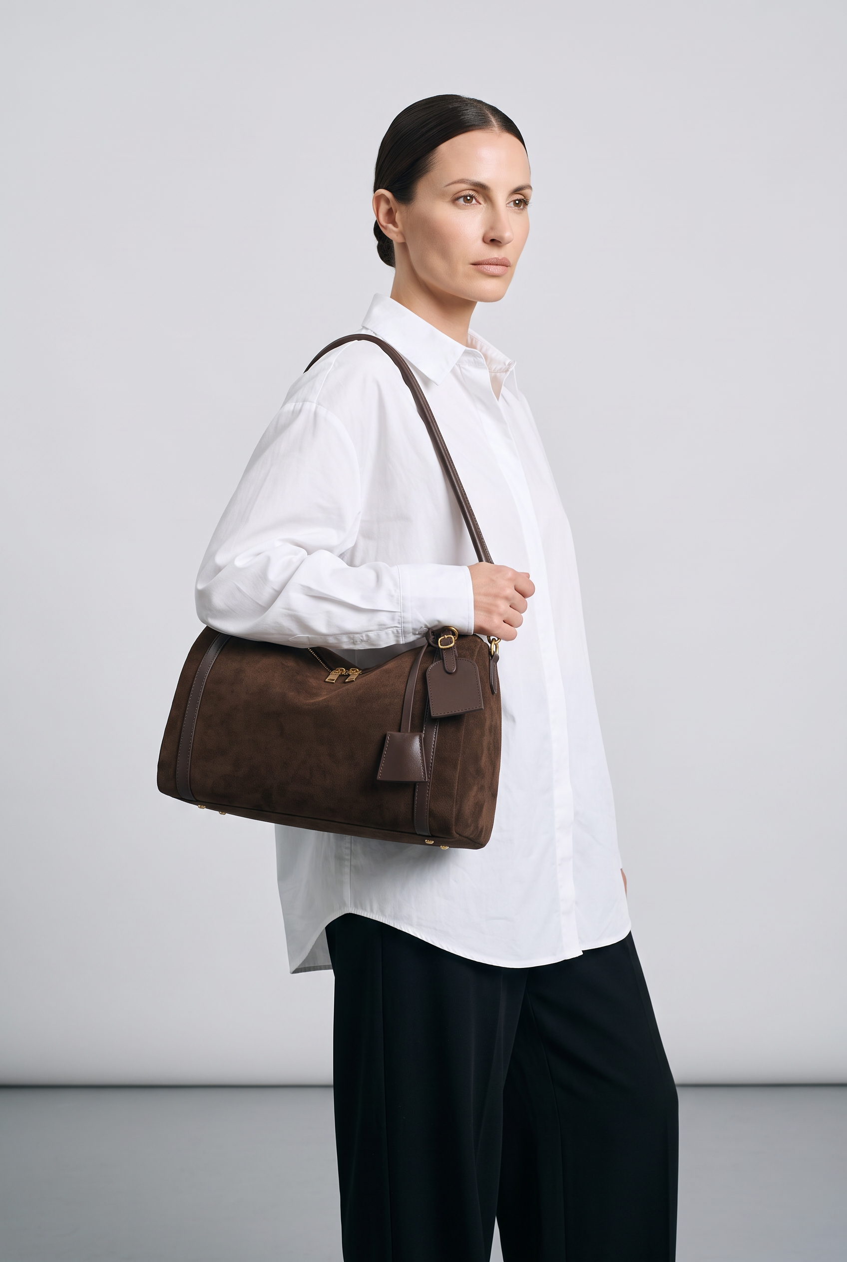 Sac VERA marron foncé, porté, de face