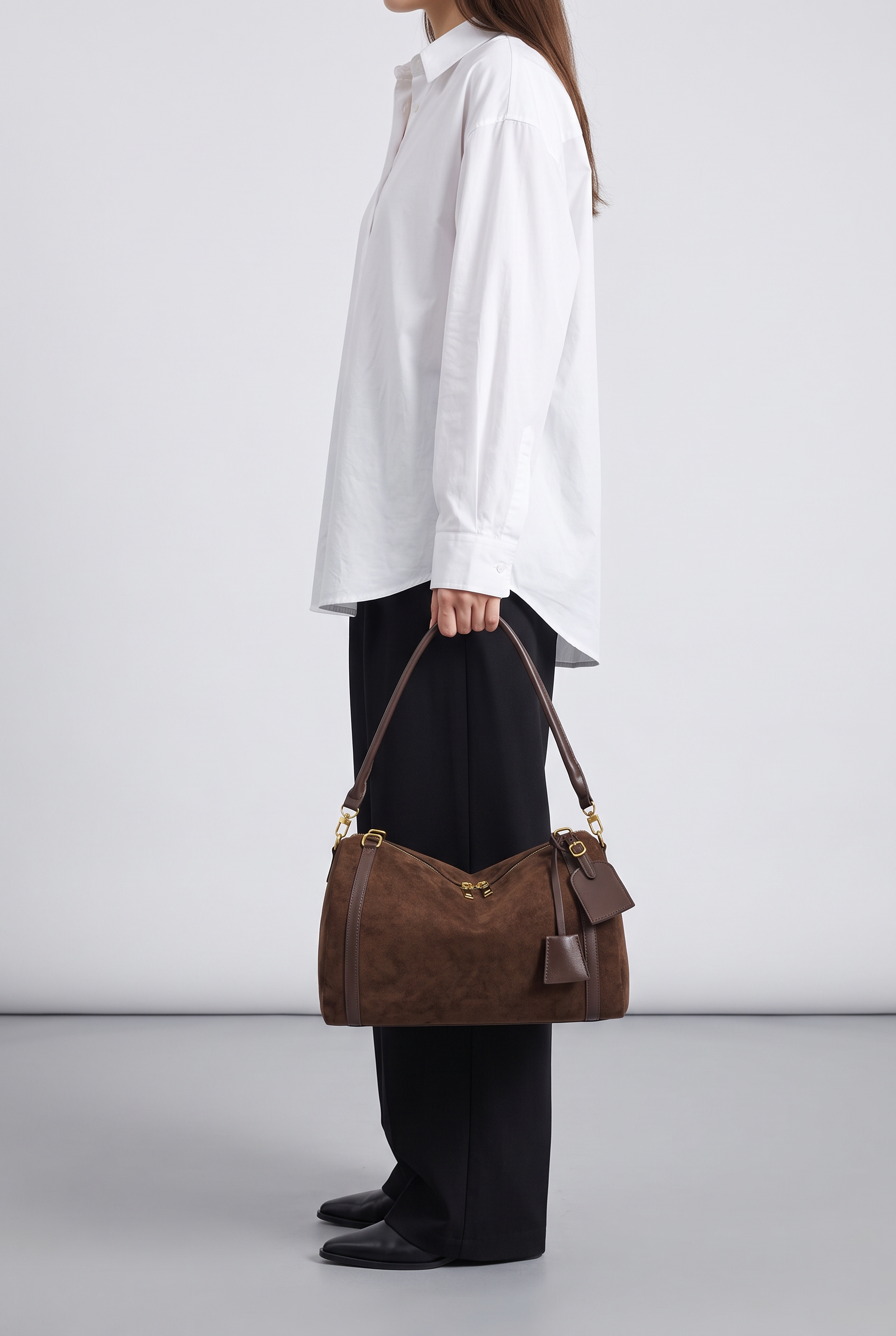Sac VERA marron foncé, porté à la main