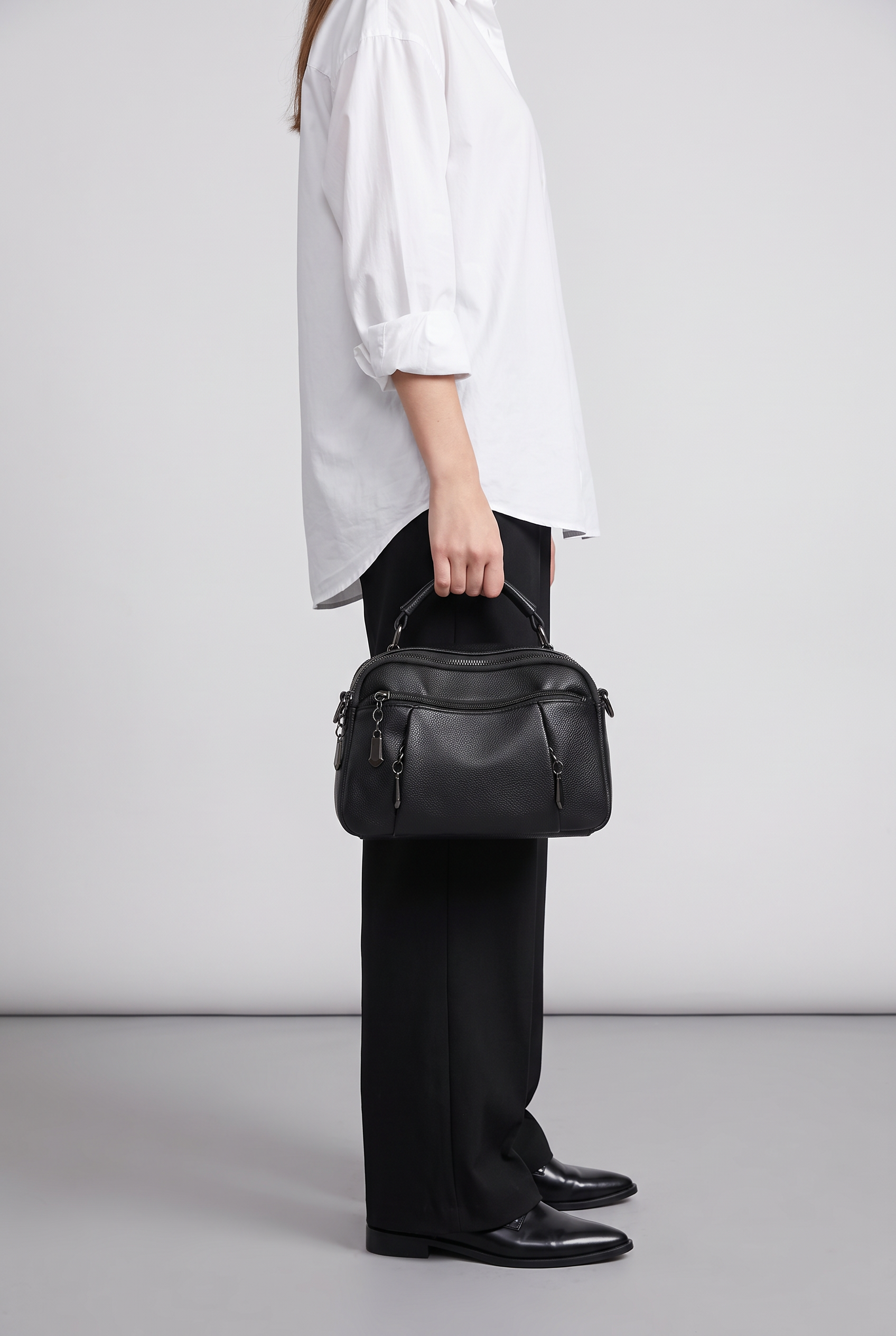Sac TALIA noir, porté à la main