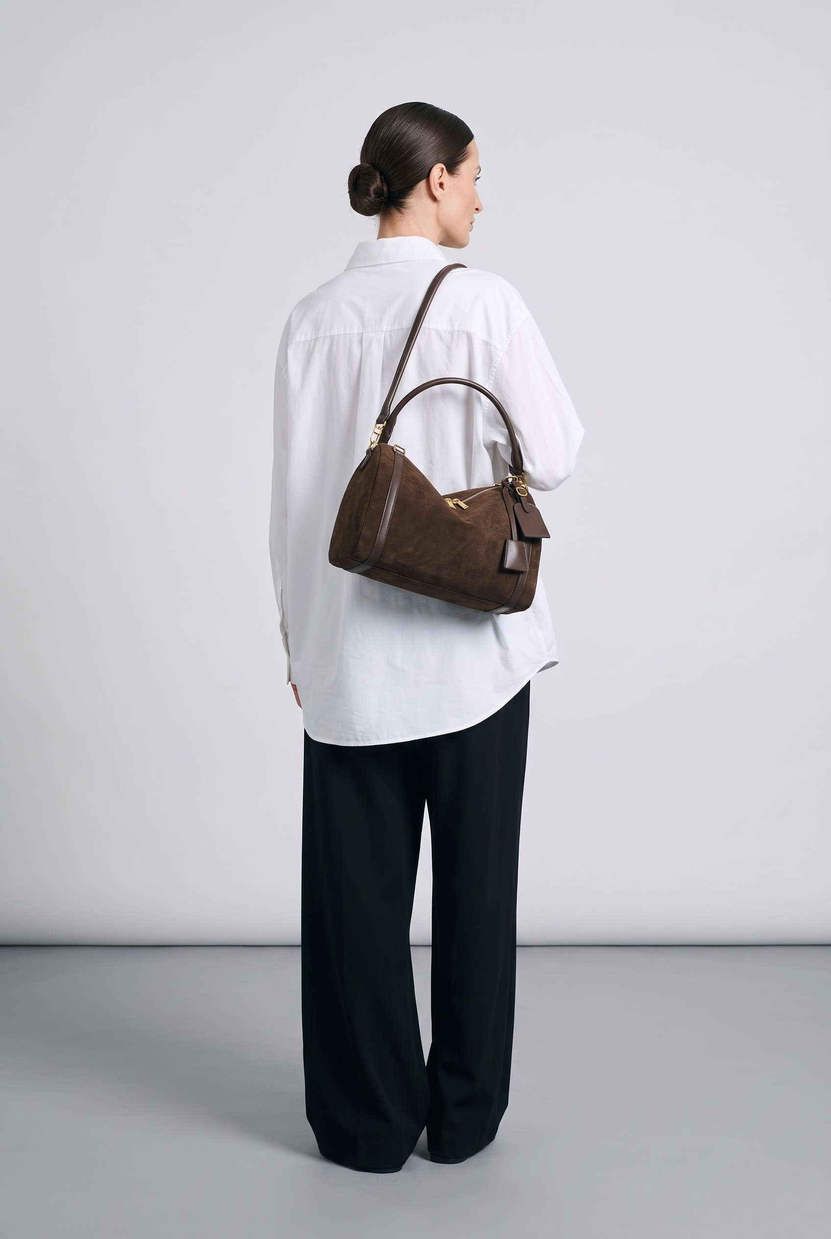 Sac VERA marron foncé, porté, de dos