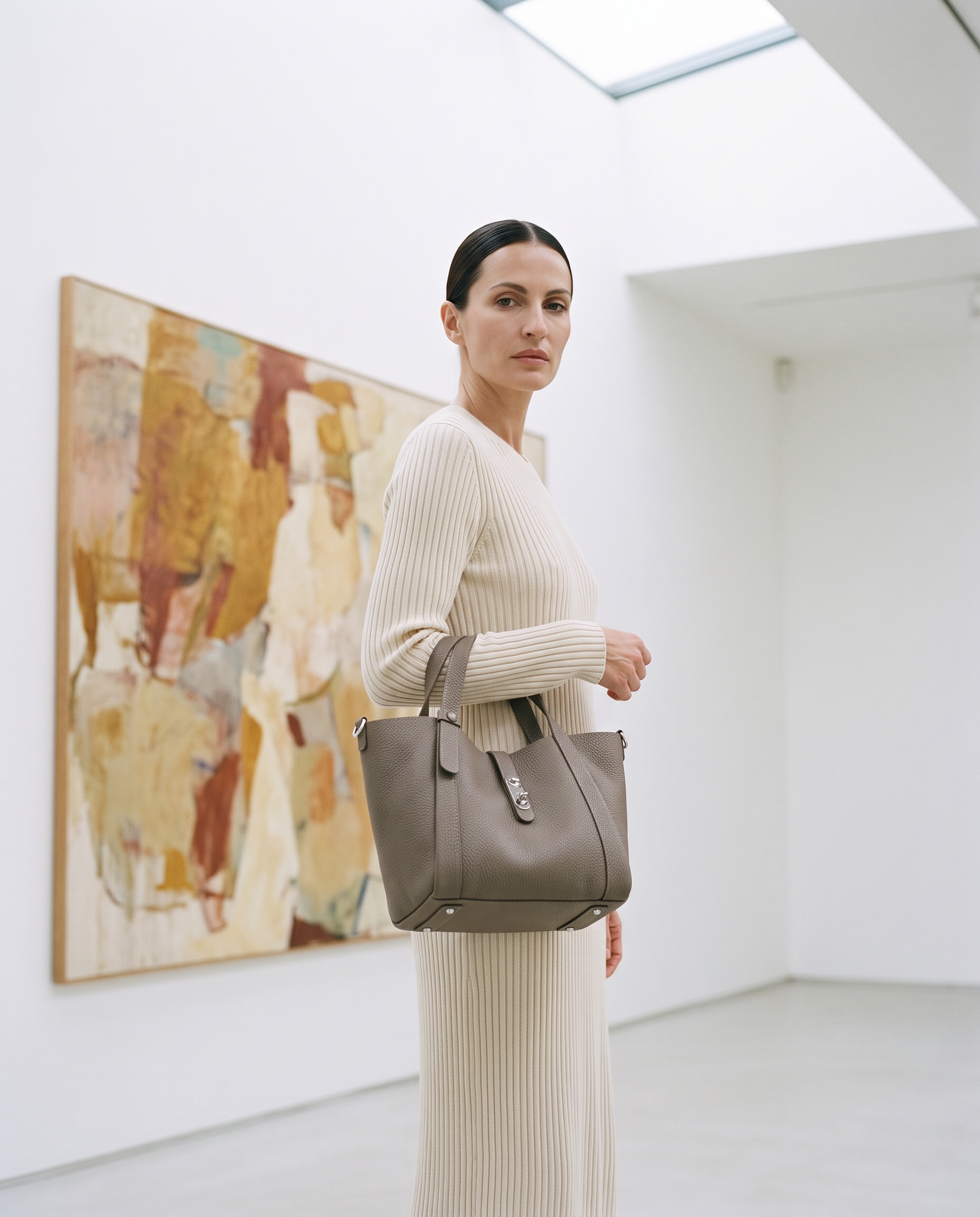 Sac XENIA, porté dans une galerie d'art