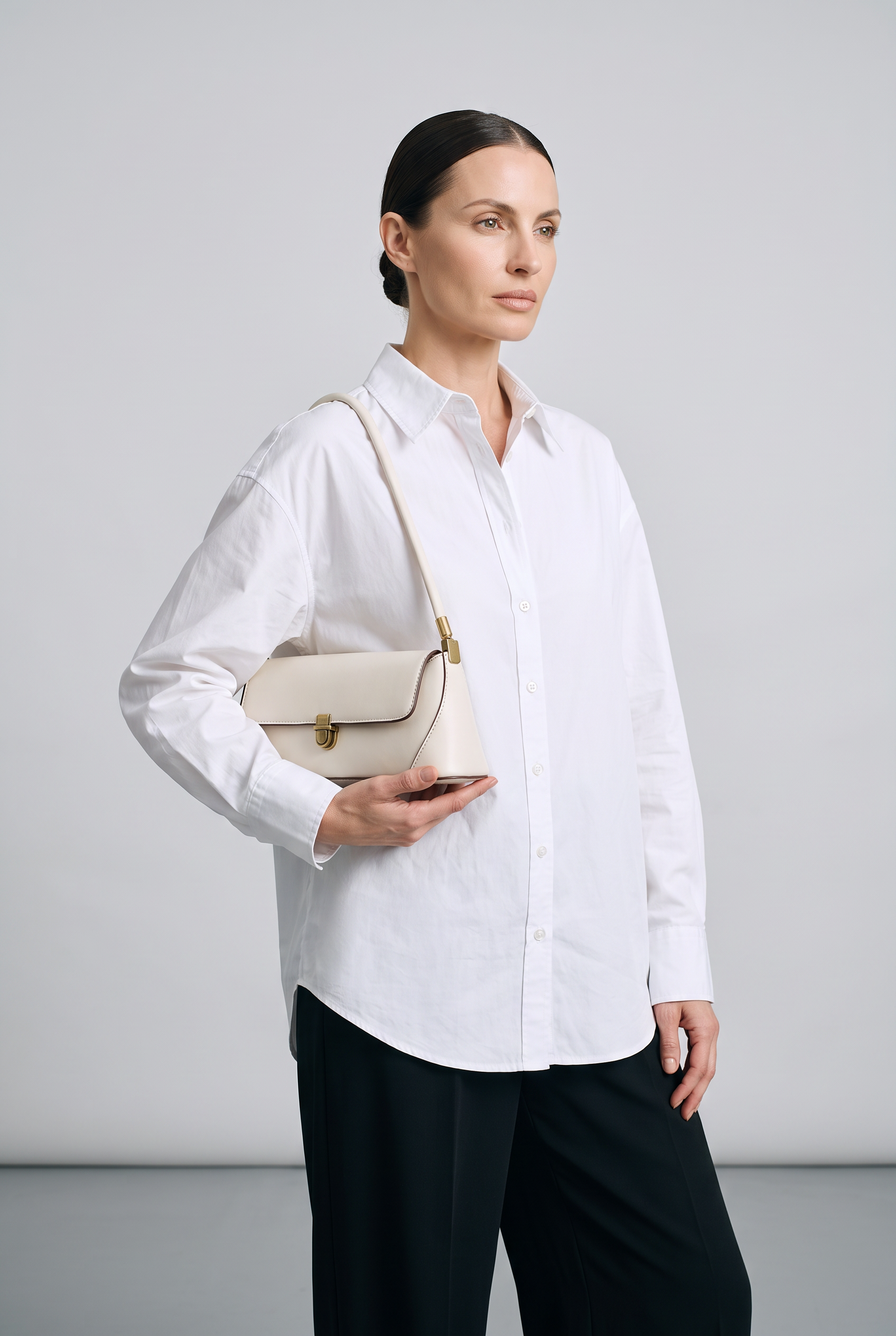 Sac ZELIE blanc, porté, de face