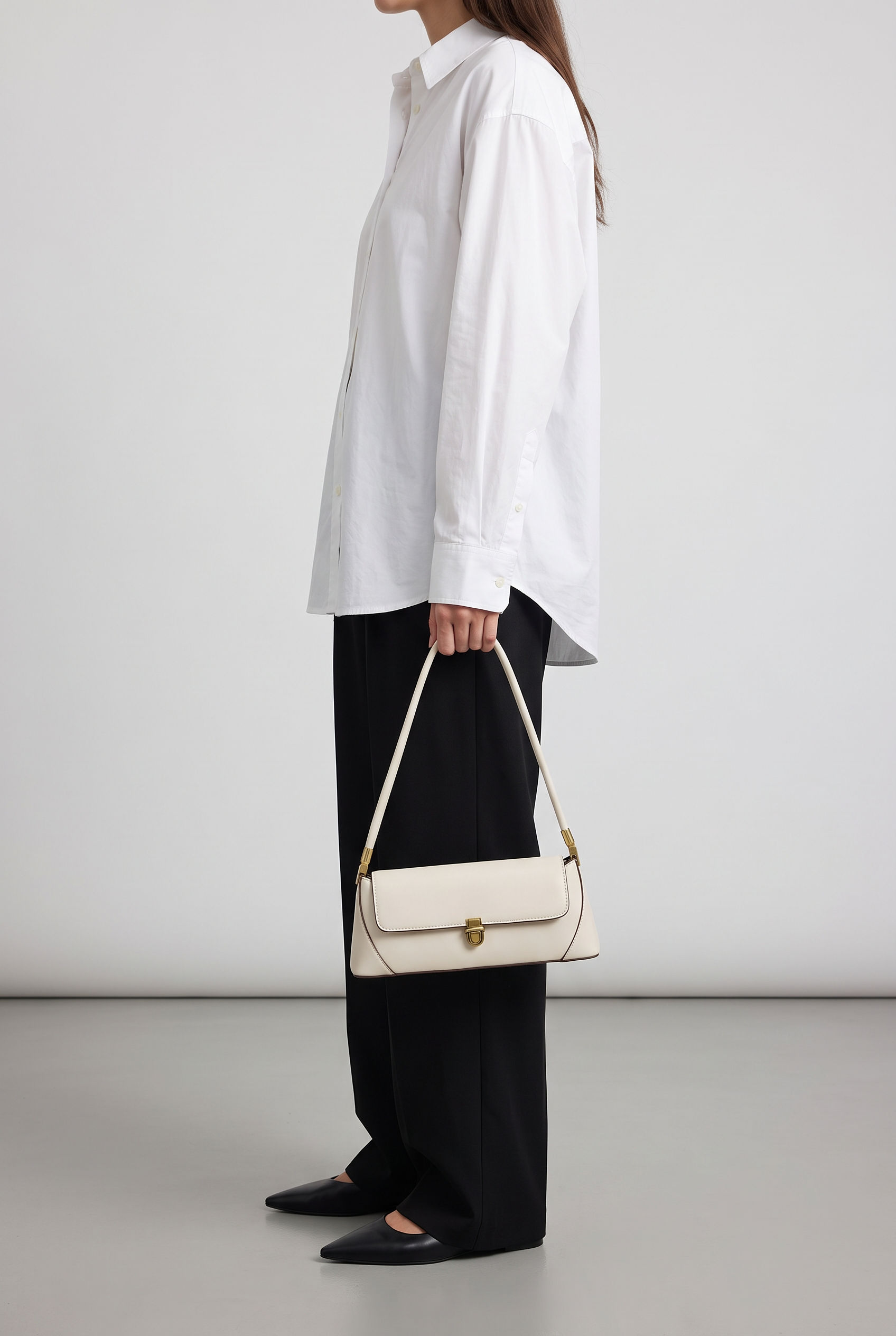 Sac ZELIE blanc, porté à la main