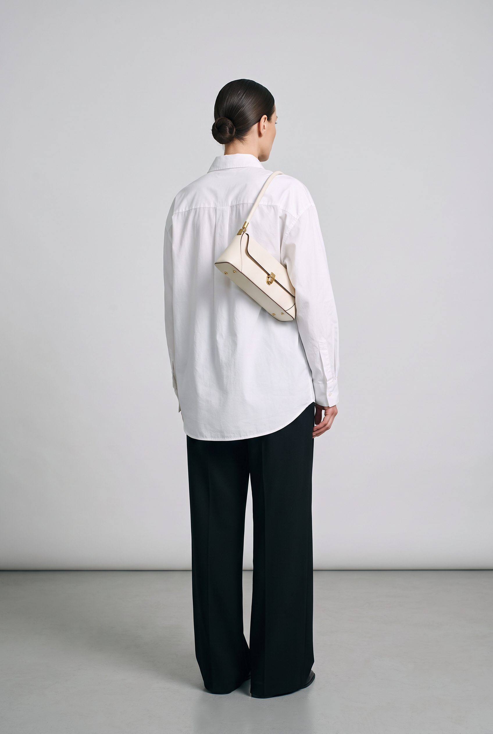 Sac ZELIE blanc, porté, de dos