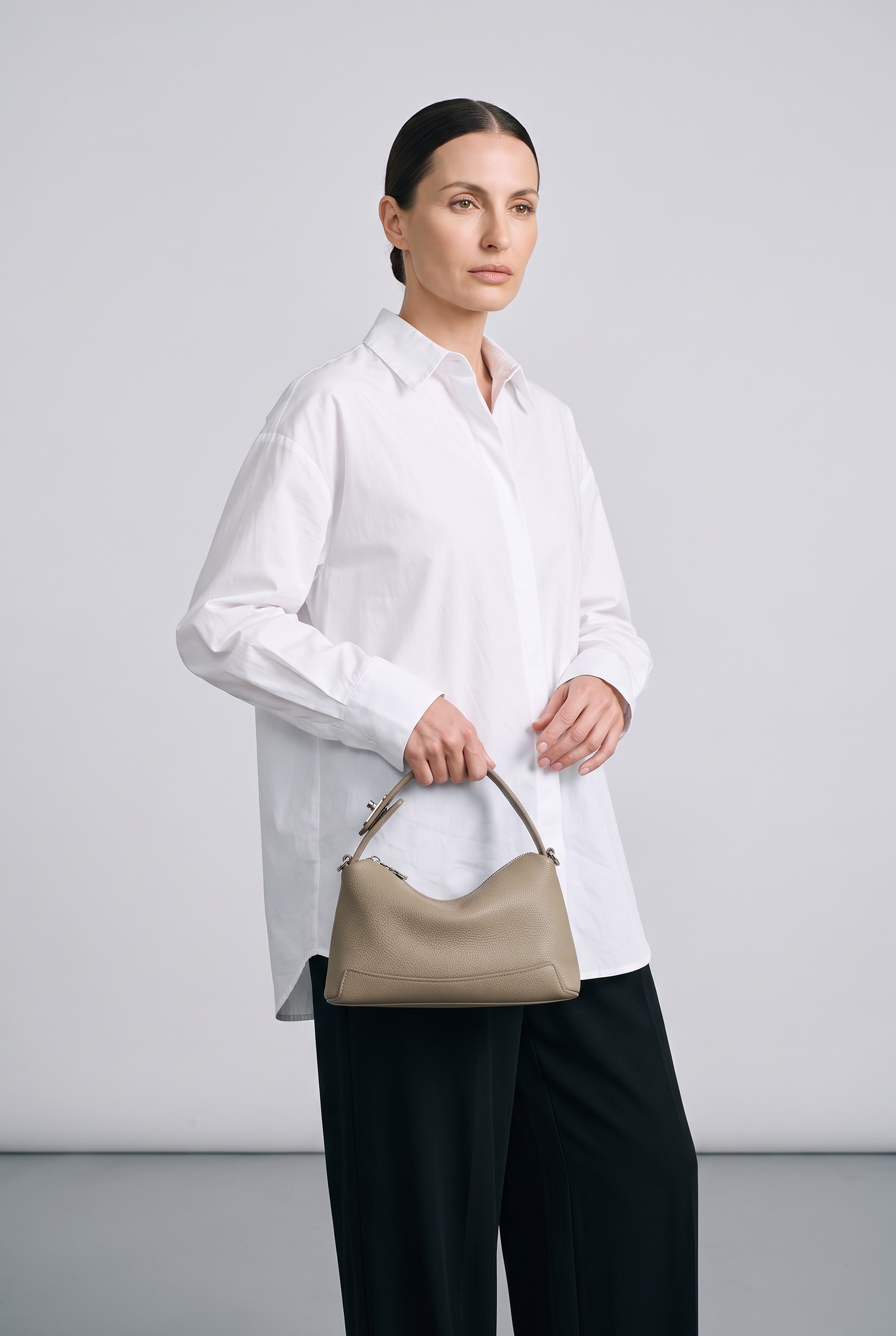 Sac ANAÏS taupe, porté, de face