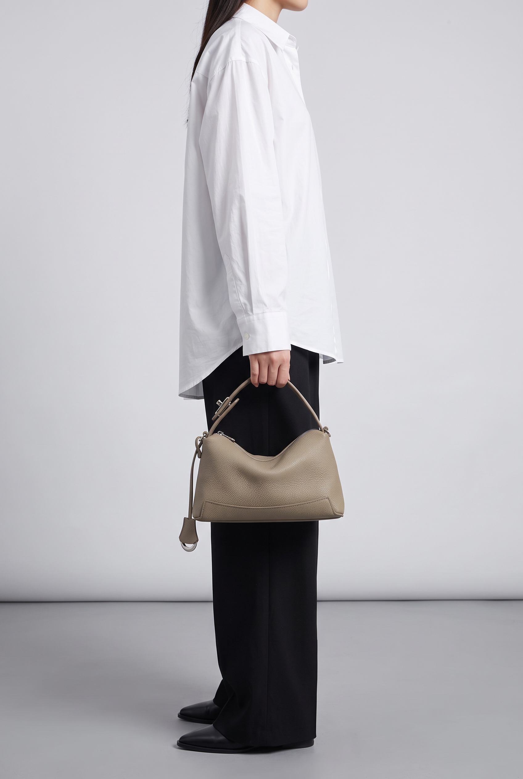 Sac ANAÏS taupe, porté à la main