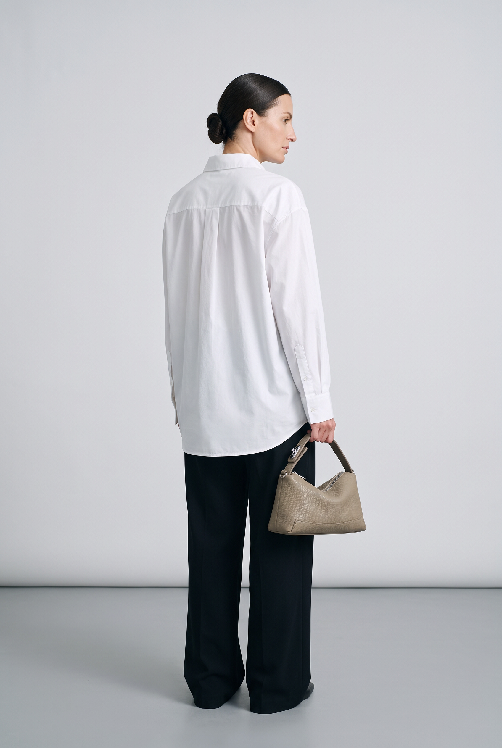 Sac ANAÏS taupe, porté, de dos
